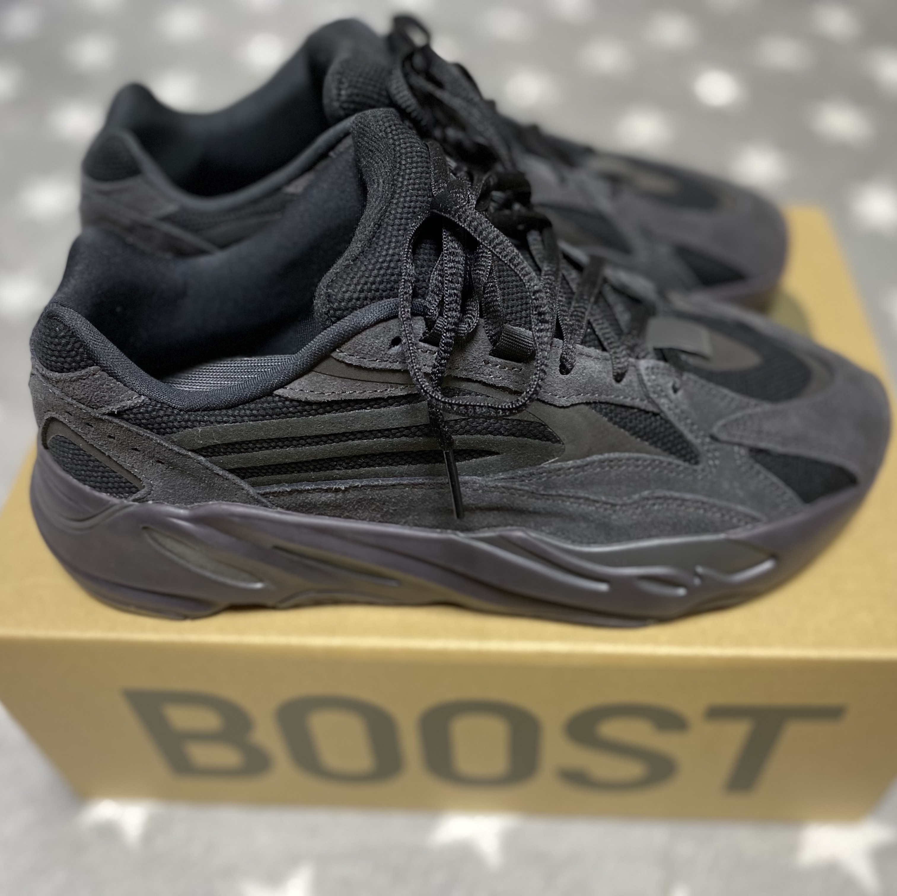 Adidas Yeezy Boost 700 V2 Vanta 2019 착용 스타일 - 1