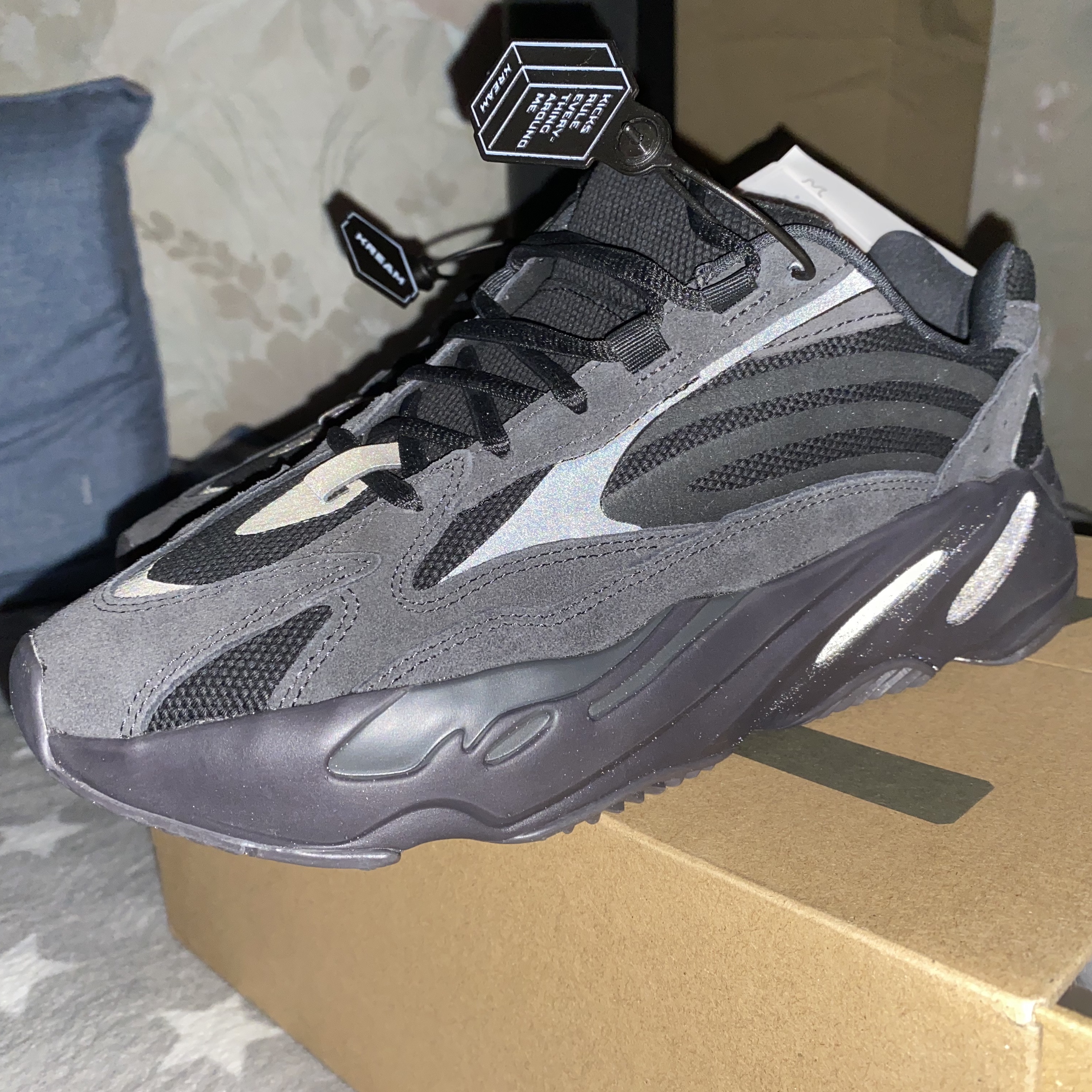 Adidas Yeezy Boost 700 V2 Vanta 2019 착용 스타일 - 2