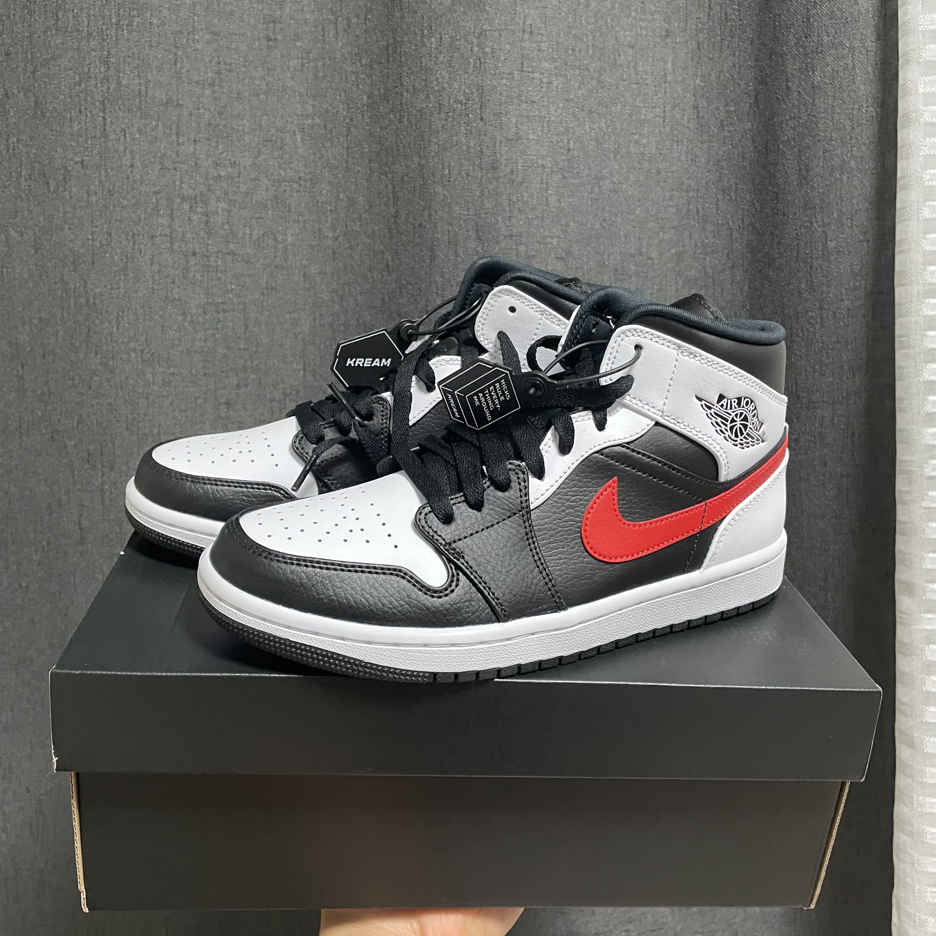 Jordan 1 Mid Black Chile Red 착용 스타일