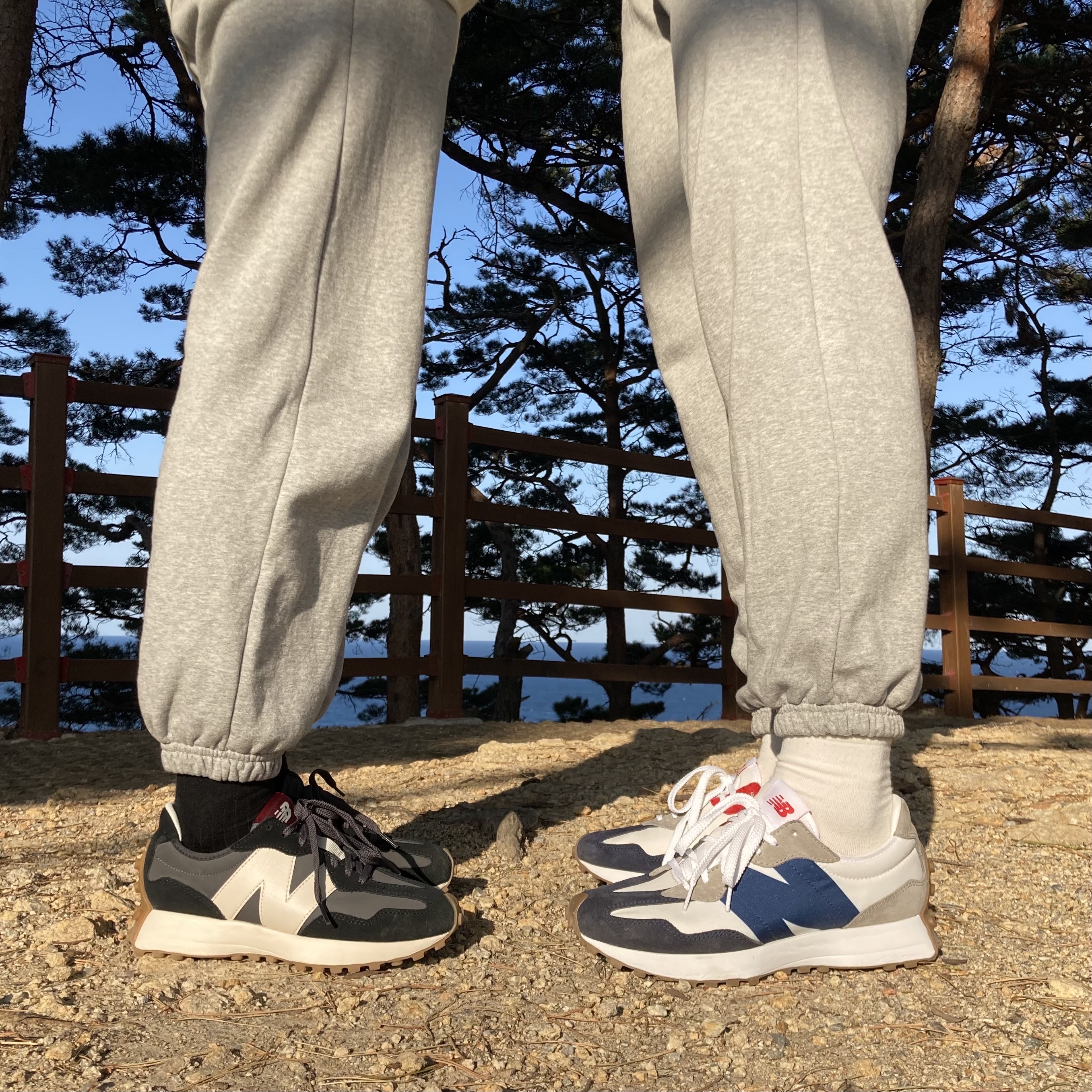 (W) New Balance 327 Black Moonbeam, New Balance 327 Navy White Gum 착용 스타일 - 2