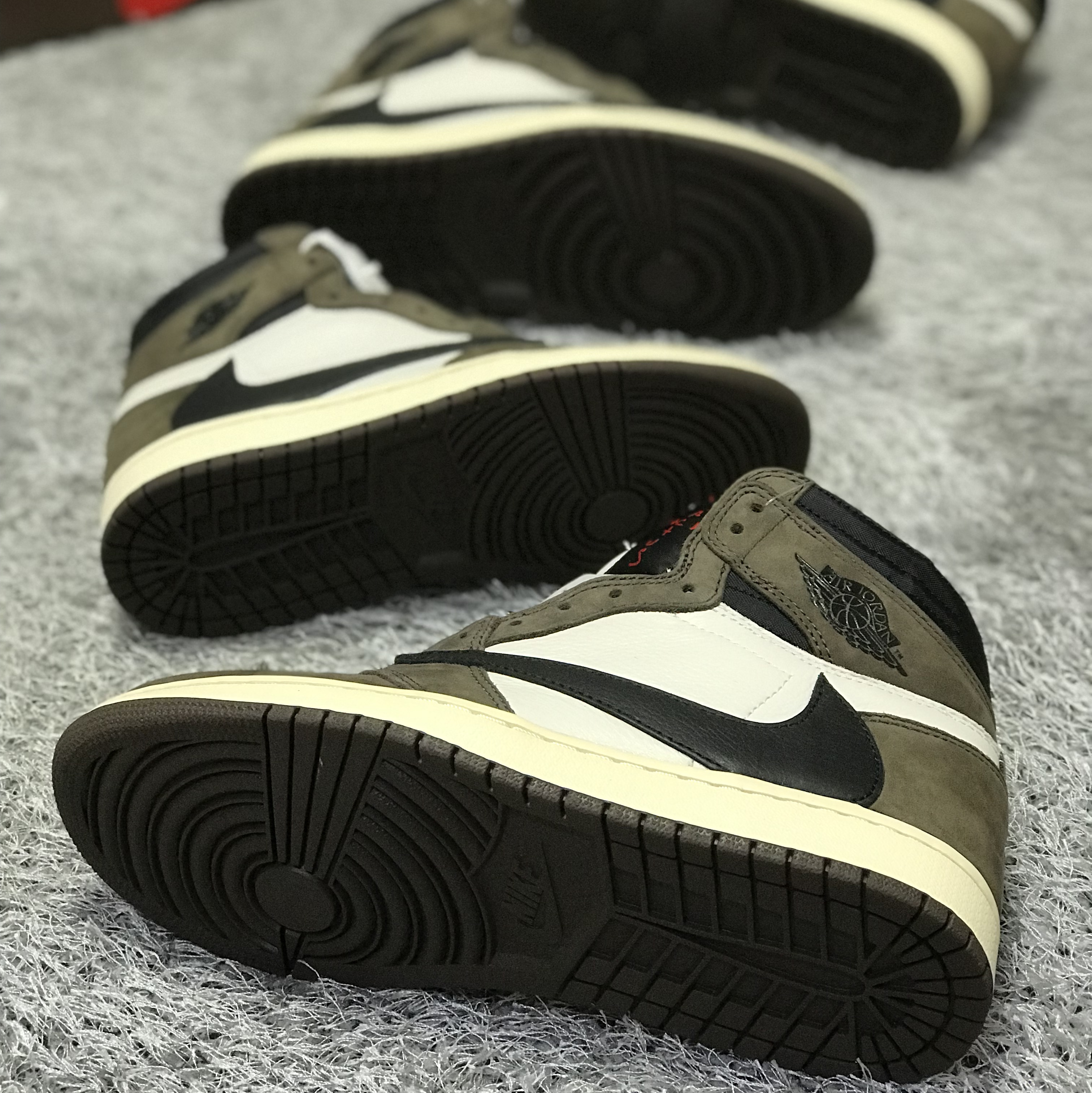 Jordan 1 x Travis Scott Retro High OG SP Mocha 착용 스타일 - 2