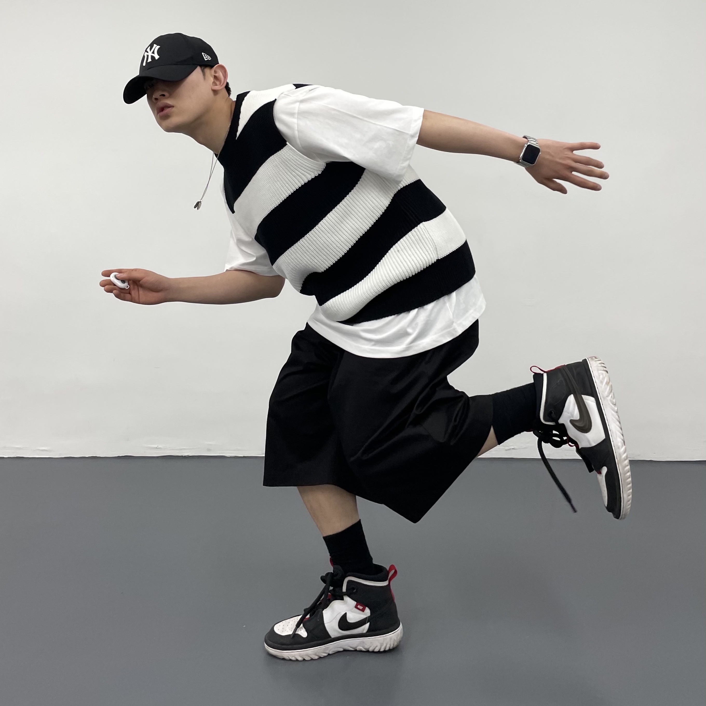 Jordan 1 High React Black White Gym Red 착용 스타일