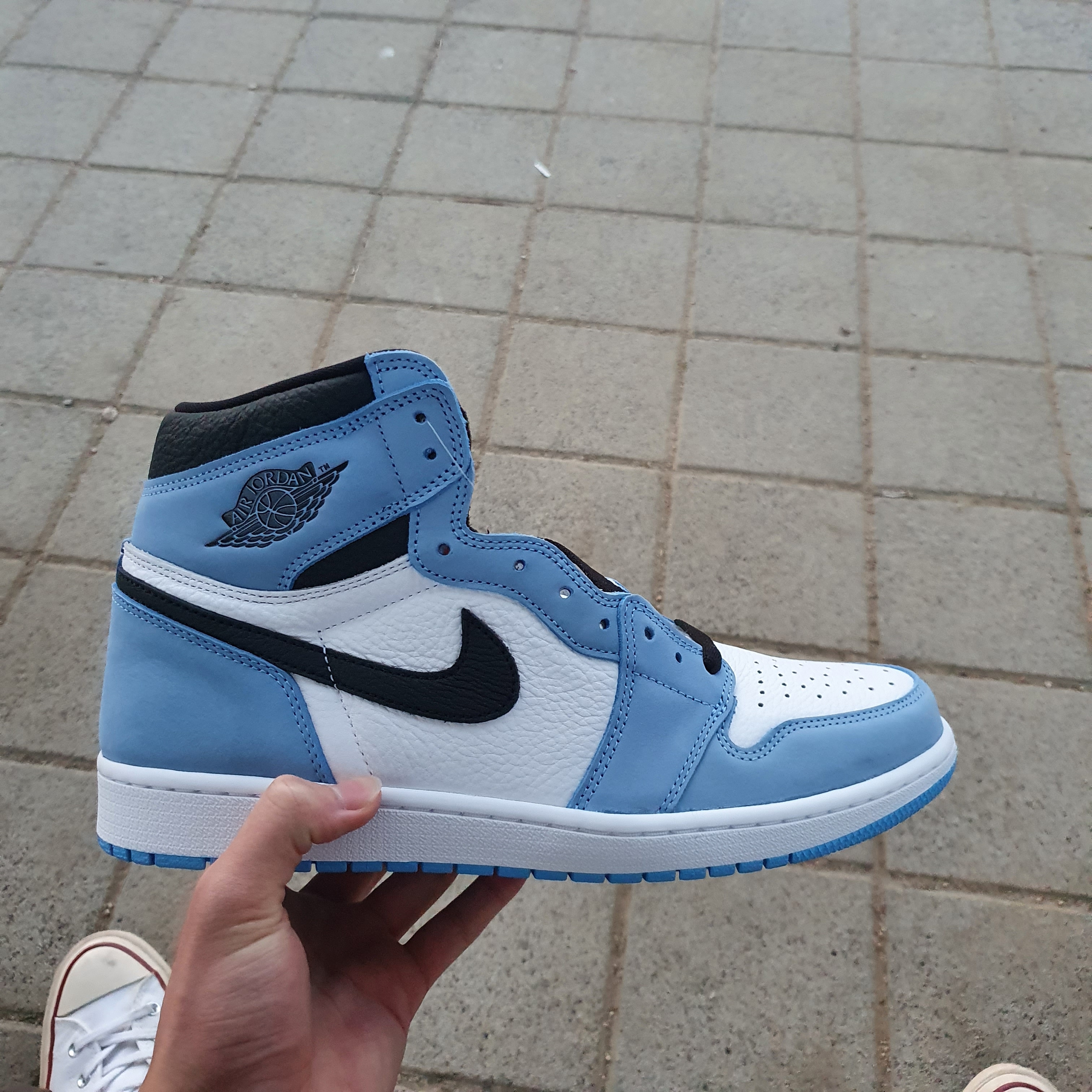 Jordan 1 Retro High OG University Blue 착용 스타일 - 3