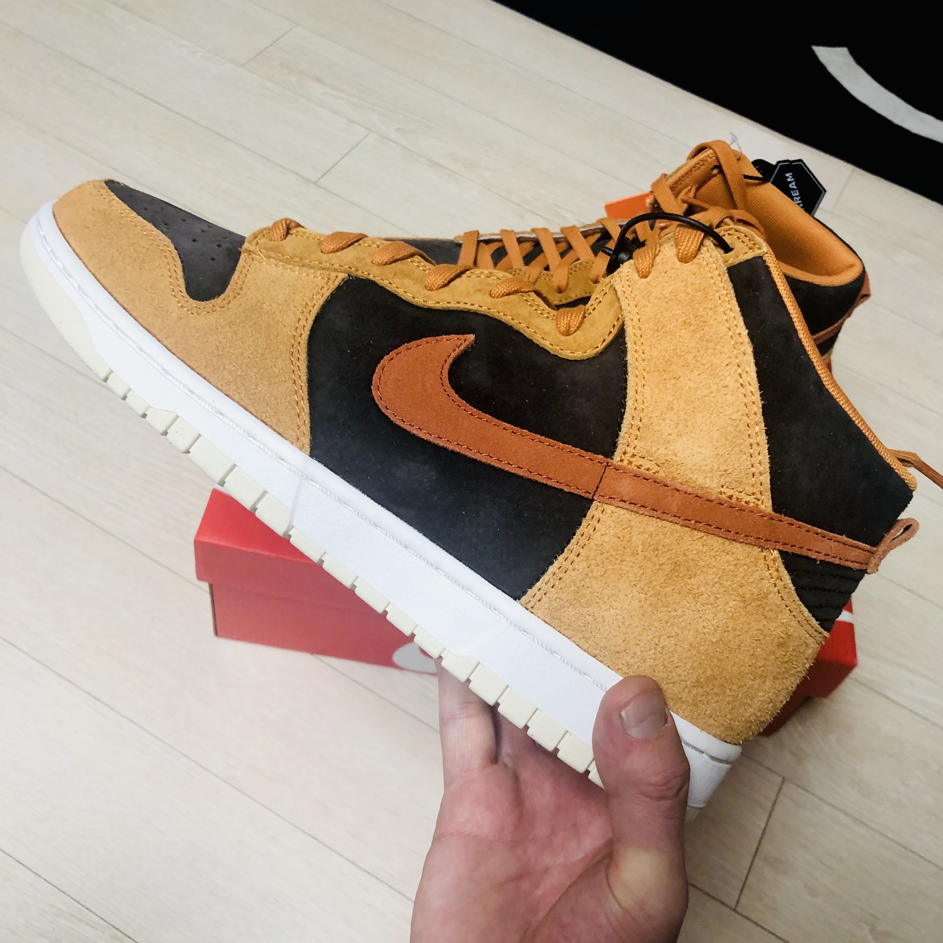 Nike Dunk High Retro PRM Dark Curry 착용 스타일 - 2