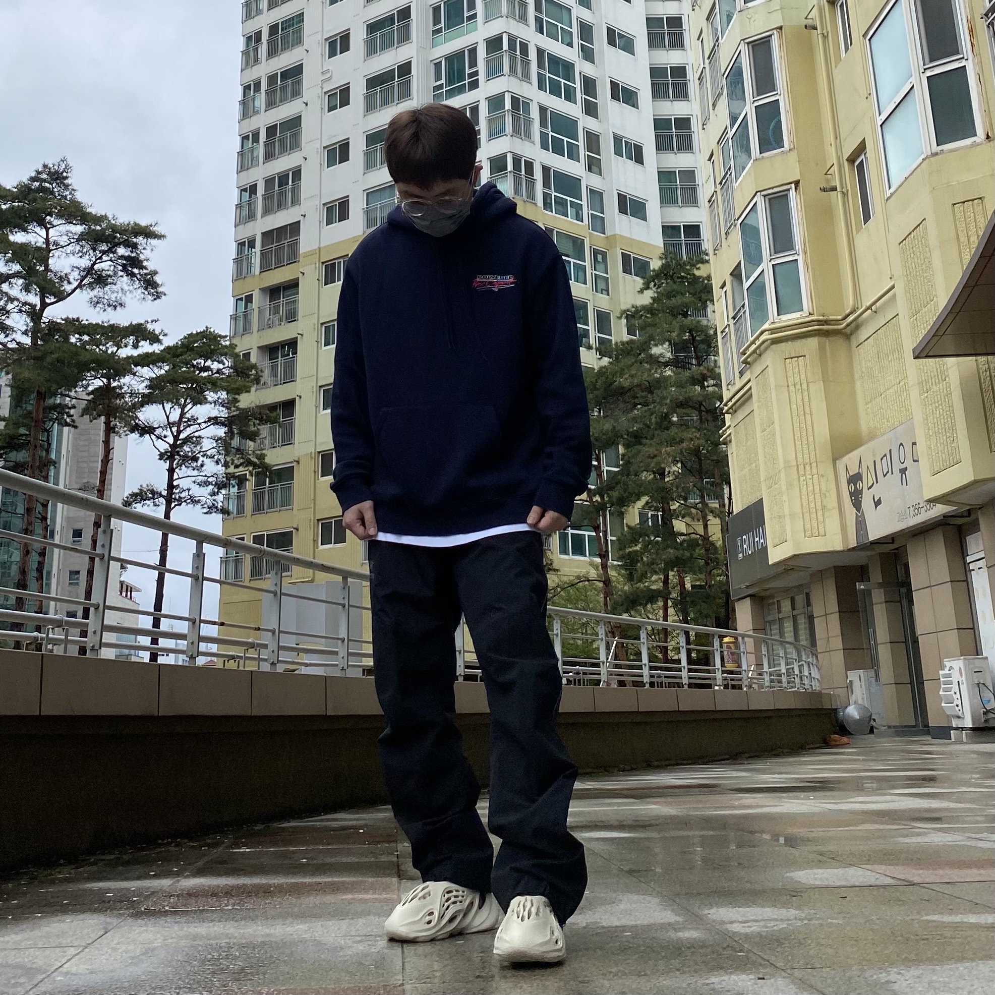 Adidas Yeezy Foam RNNR Sand 착용 스타일 - 4