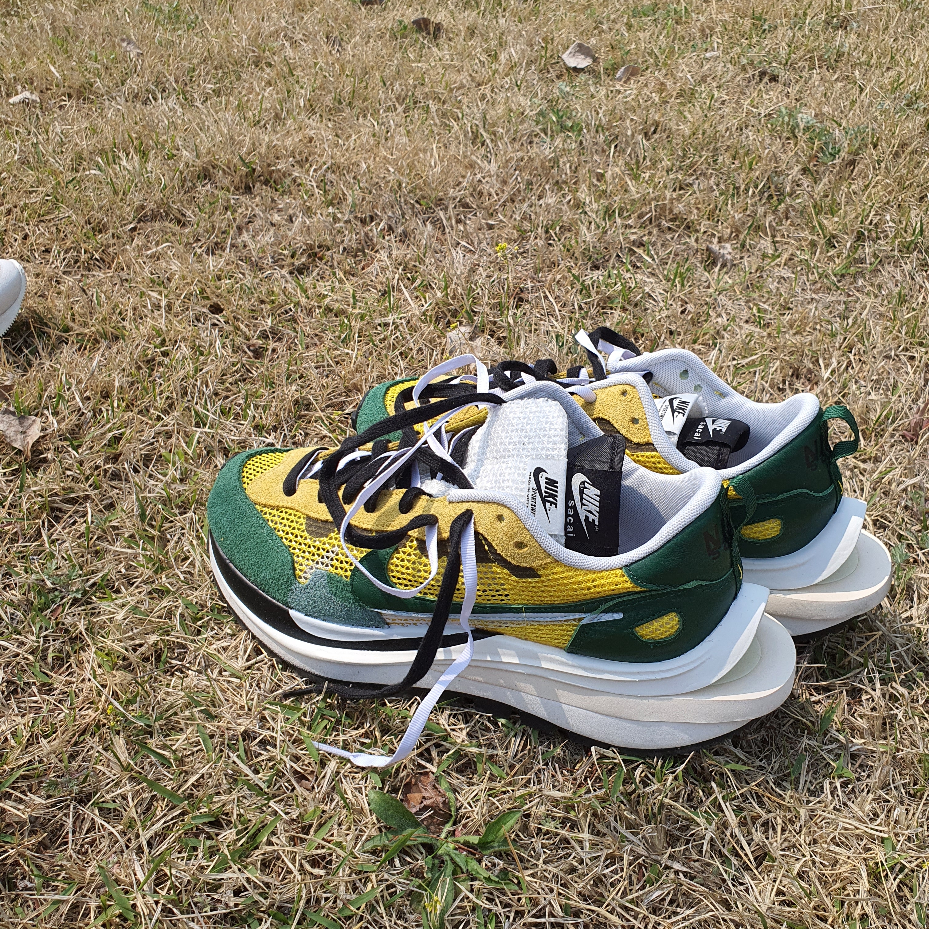 Nike x Sacai VaporWaffle Tour Yellow & Gorge Green Sail 착용 스타일