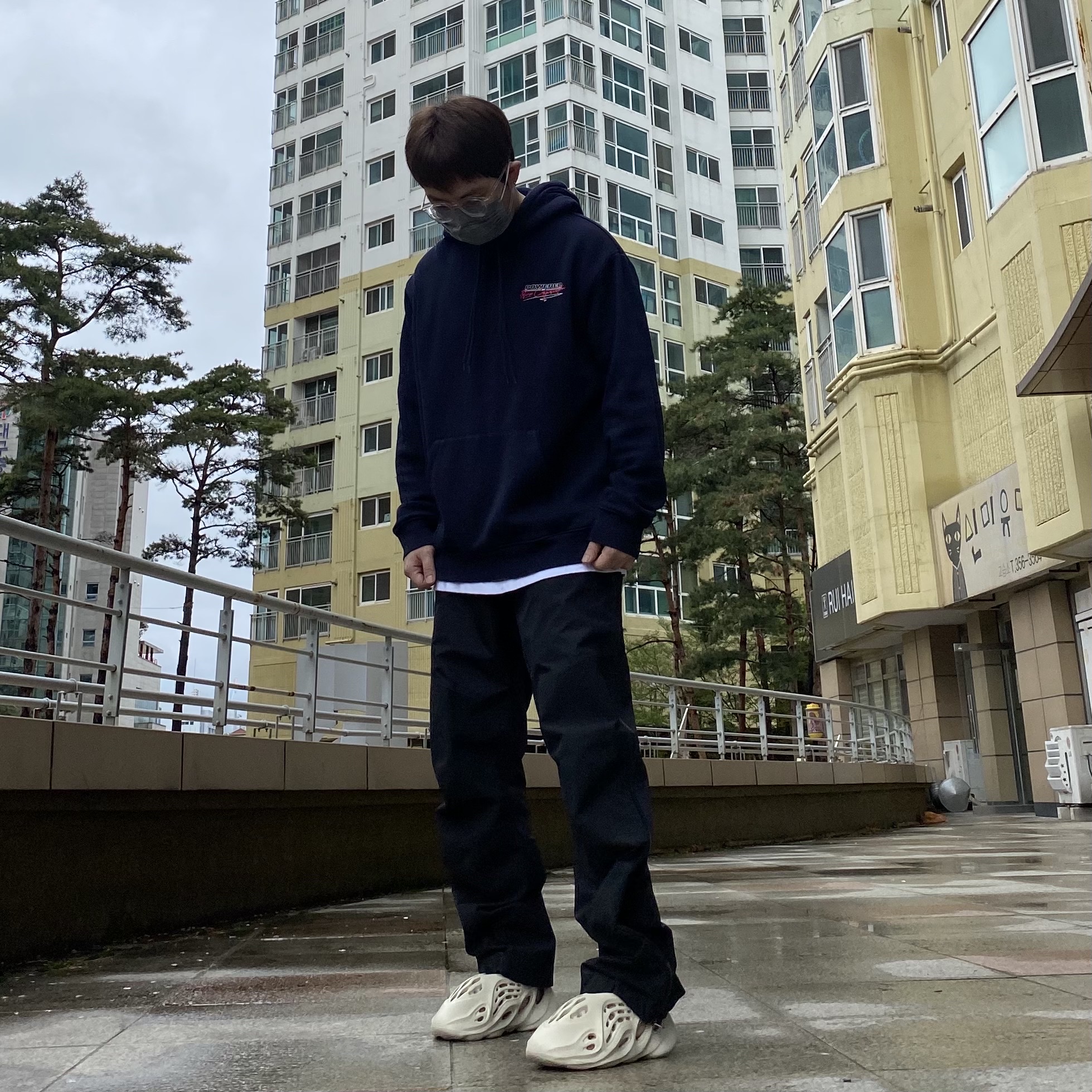 Adidas Yeezy Foam RNNR Sand 착용 스타일 - 2