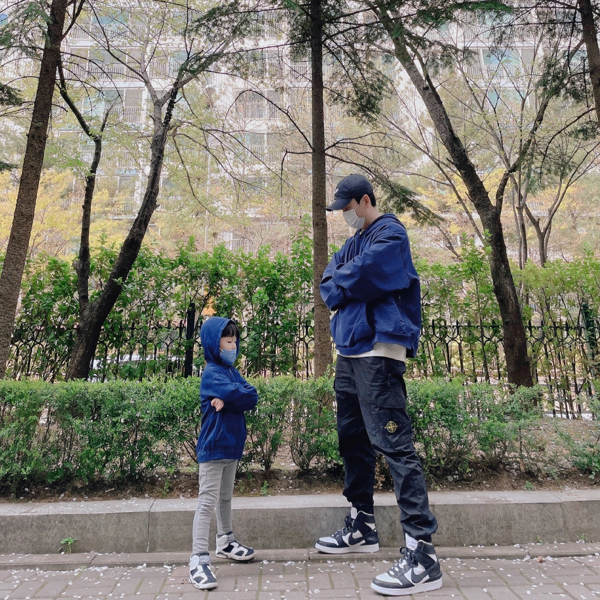 Nike NSW Hoodie BRS Midnight Navy, Nike x Ambush Dunk High Black 착용 스타일