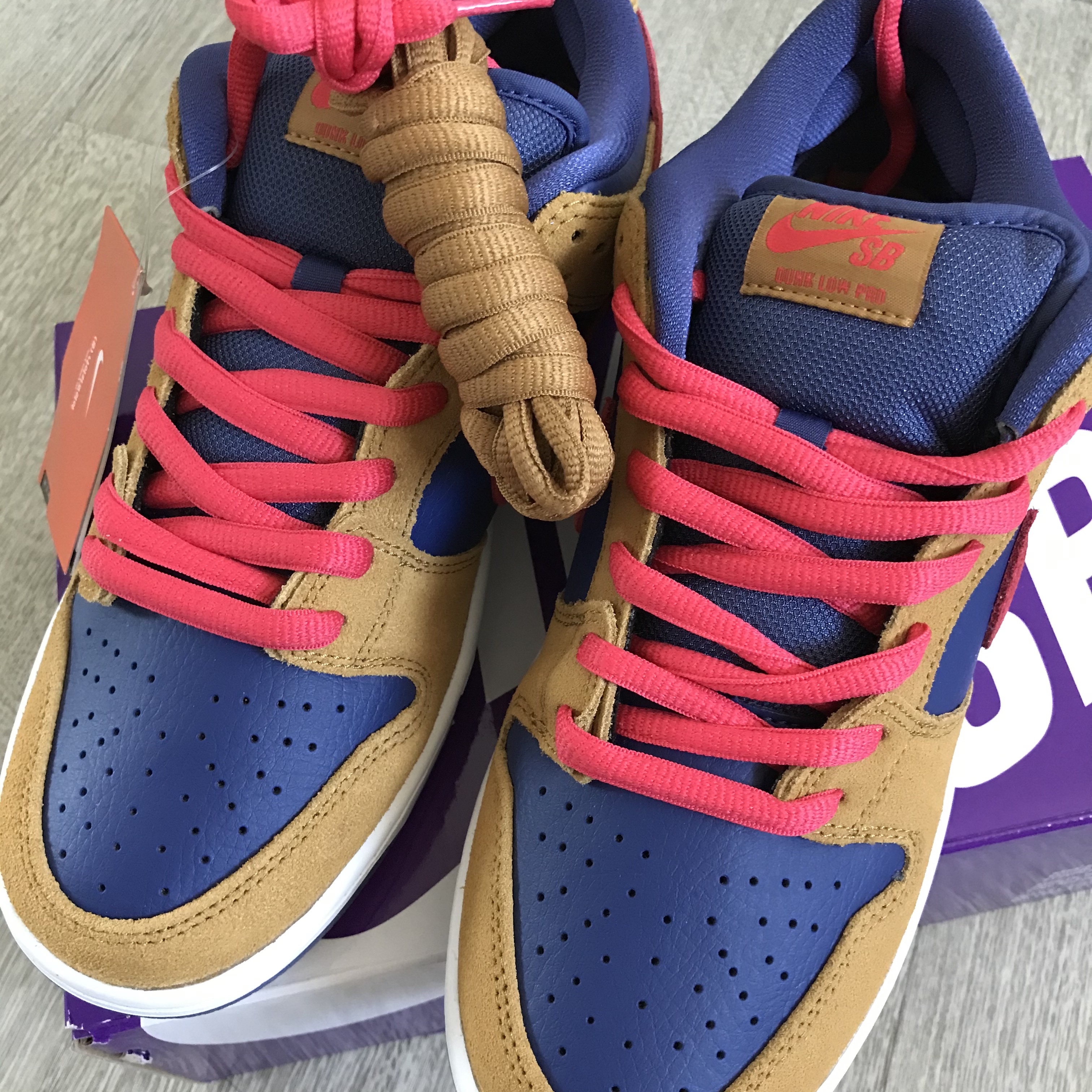 Nike SB Dunk Low Pro Wheat and Purple 착용 스타일