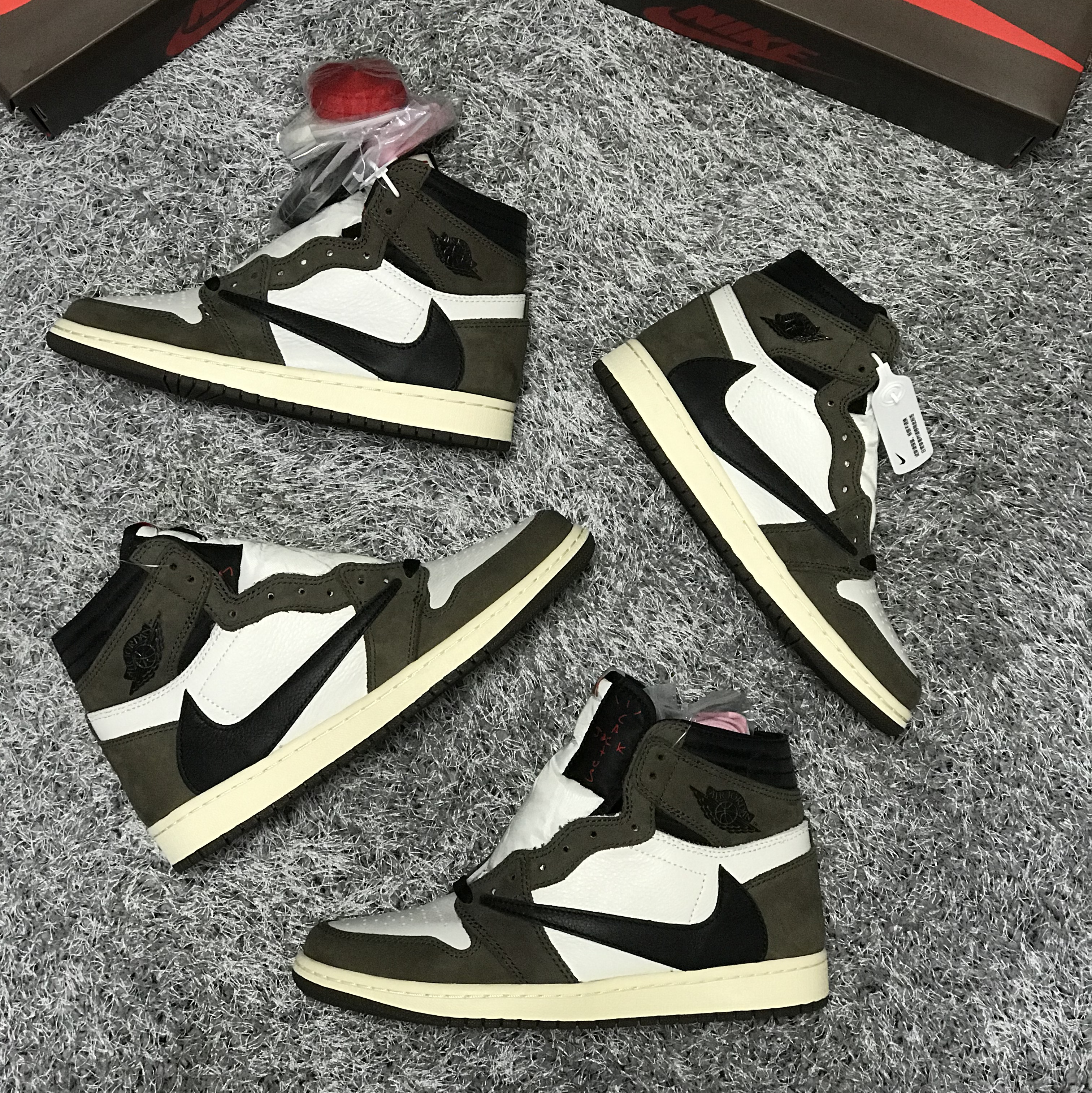 Jordan 1 x Travis Scott Retro High OG SP Mocha 착용 스타일 - 4
