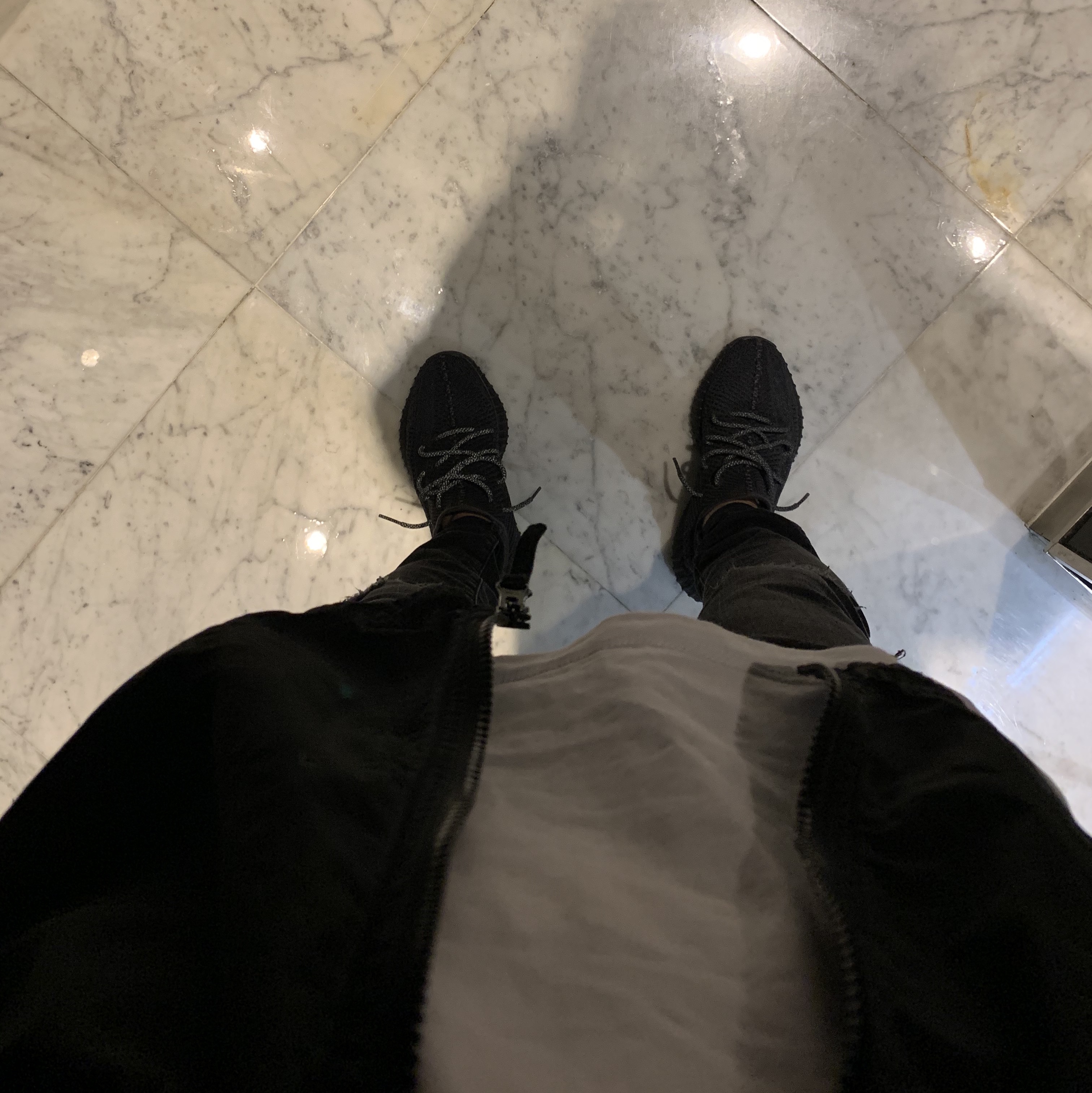 Adidas Yeezy Boost 350 V2 Black - Non-Reflective 착용 스타일 - 2