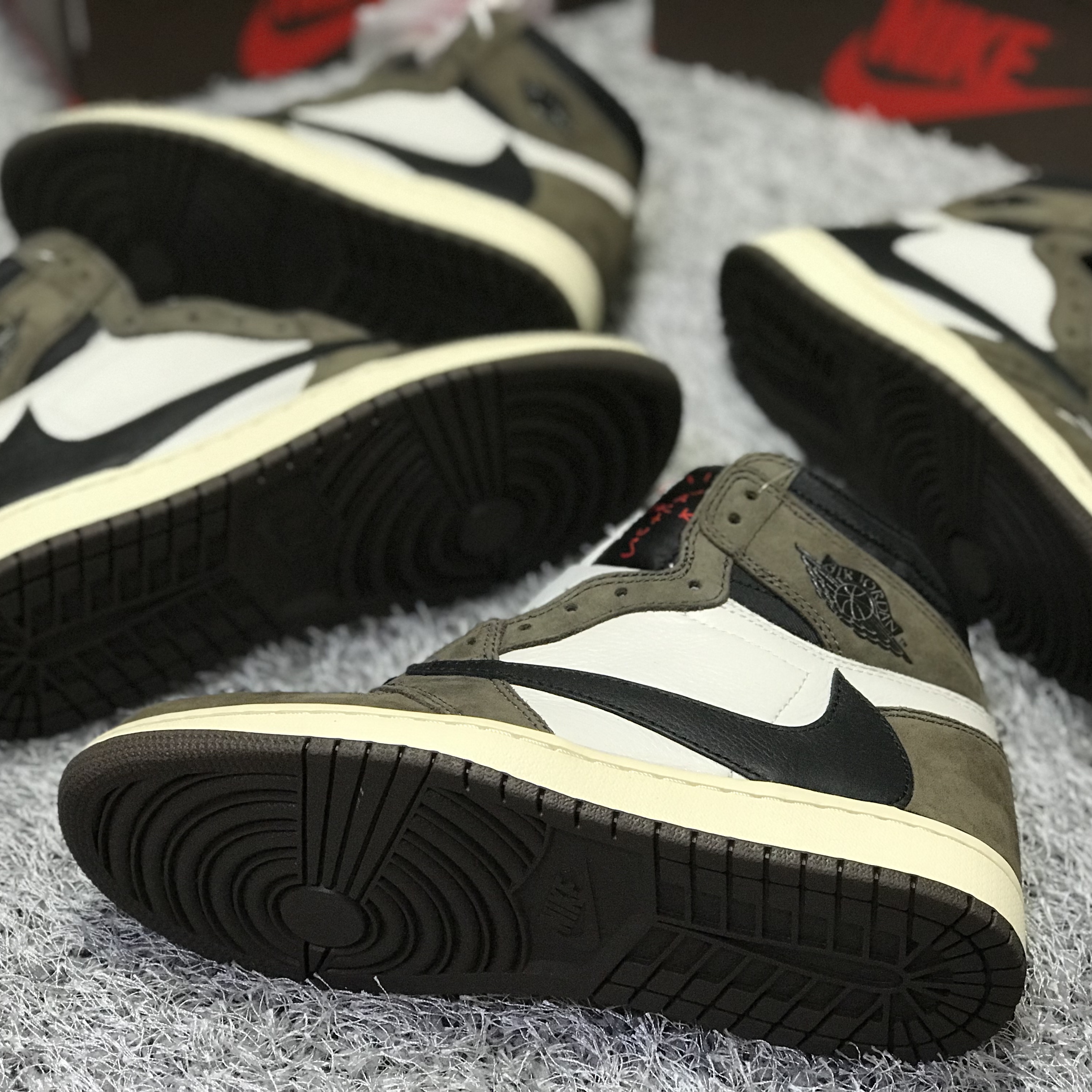 Jordan 1 x Travis Scott Retro High OG SP Mocha 착용 스타일 - 3