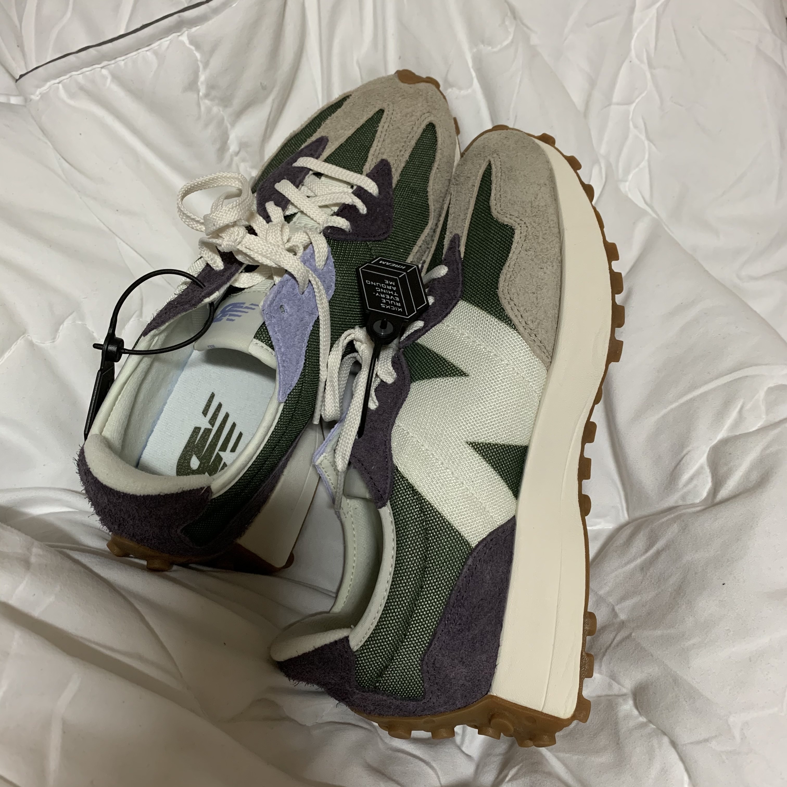 (W) New Balance 327 Oak Leaf Green 착용 스타일
