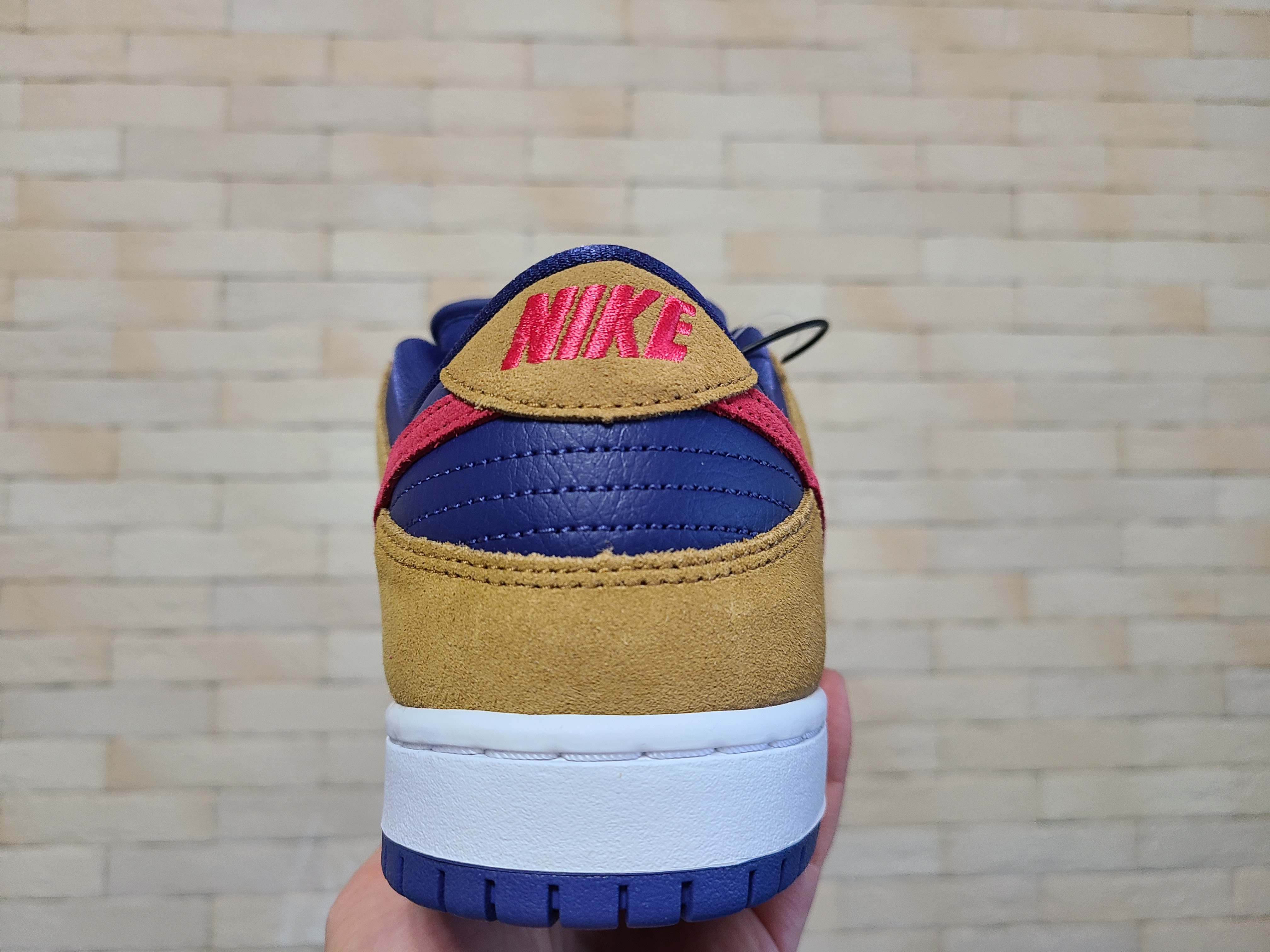 Nike SB Dunk Low Pro Wheat and Purple 착용 스타일 - 5