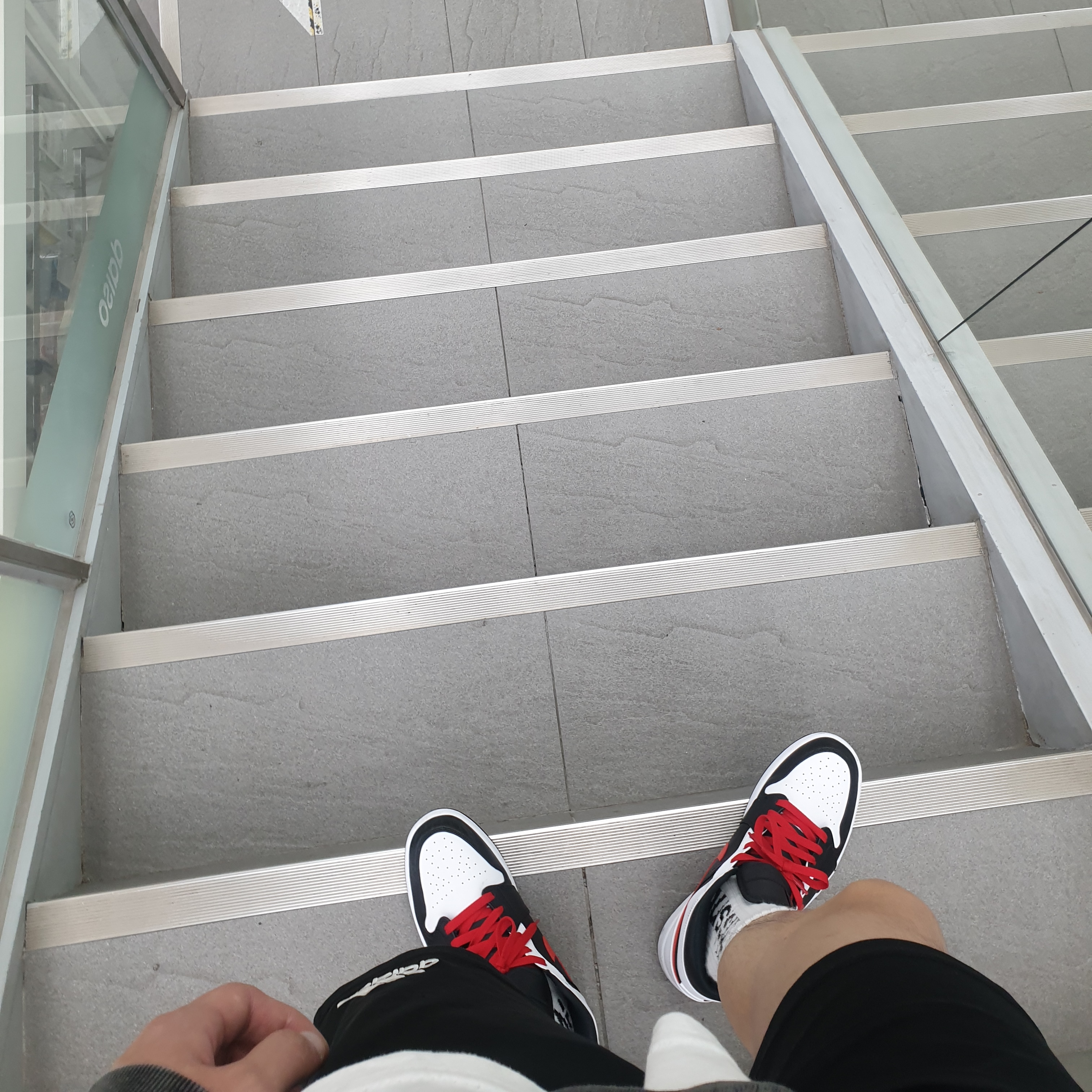 Jordan 1 Mid Black Chile Red 착용 스타일