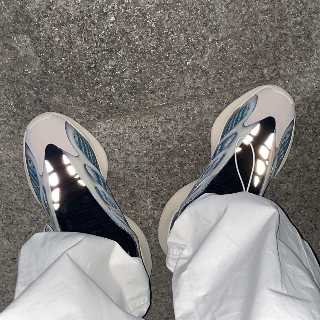 Adidas Yeezy 700 V3 Kyanite 착용 스타일