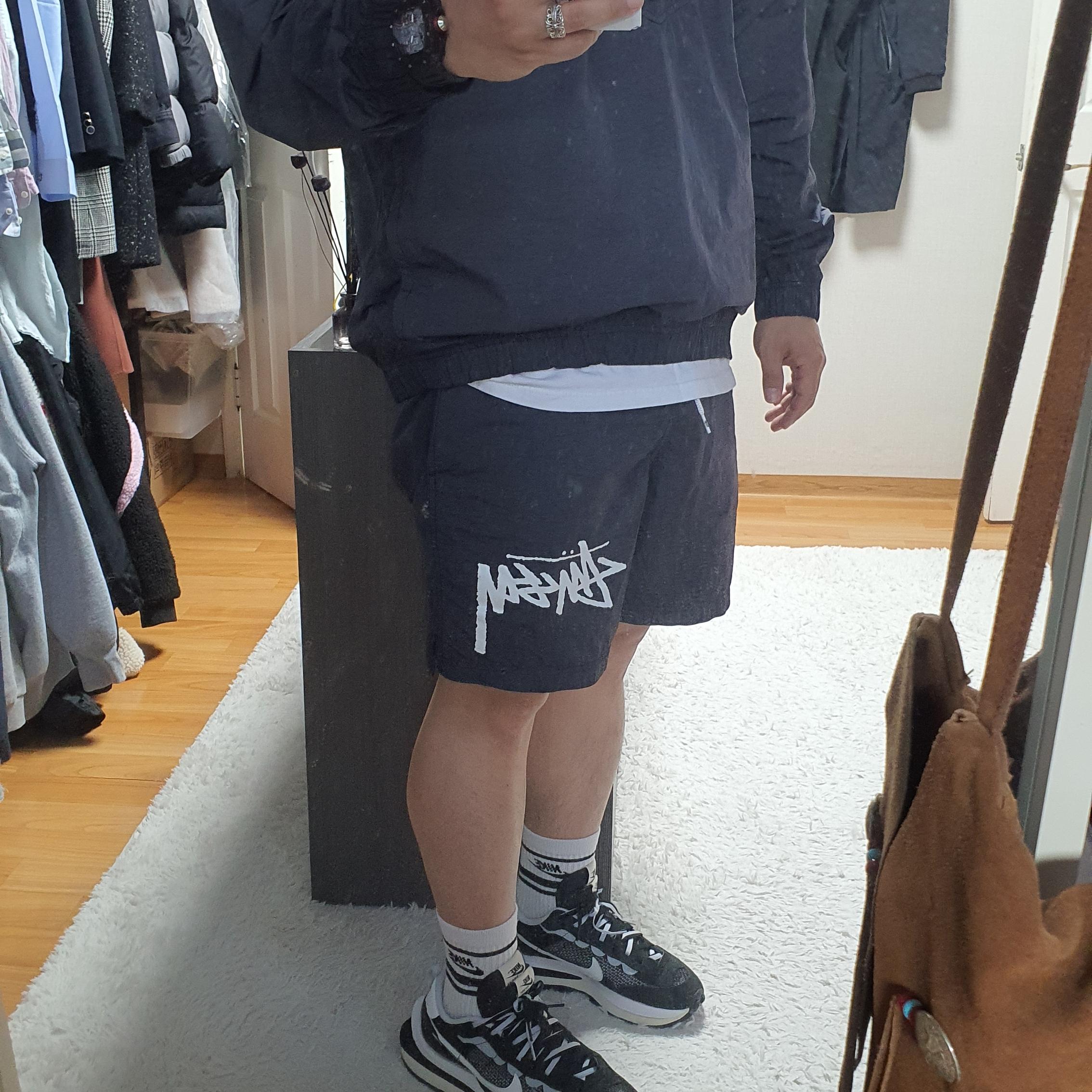 Nike x Stussy Water Shorts Off Noir, Nike x Stussy Windrunner Jacket Off Noir 착용 스타일 - 3