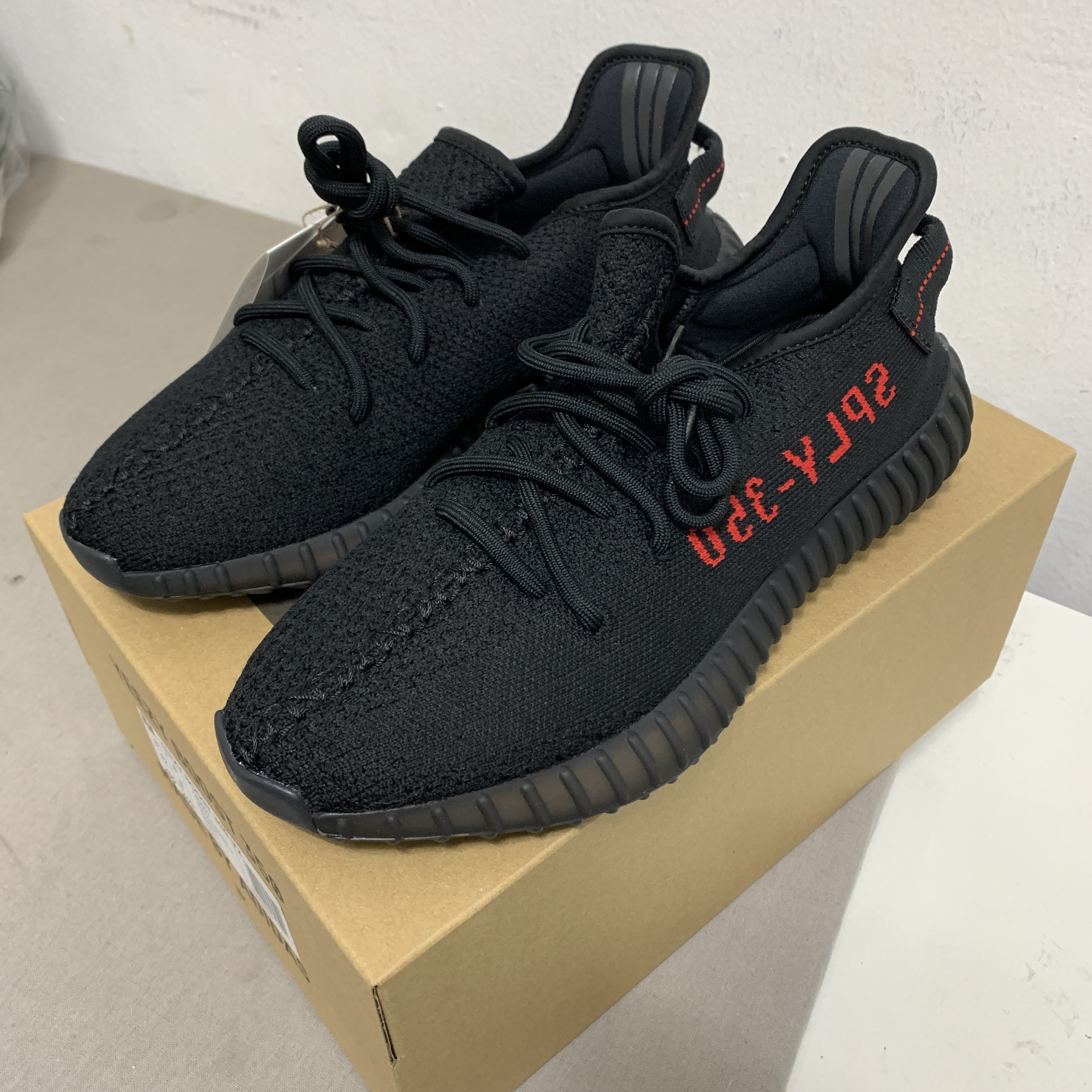 Adidas Yeezy Boost 350 V2 Black Red 2020 착용 스타일