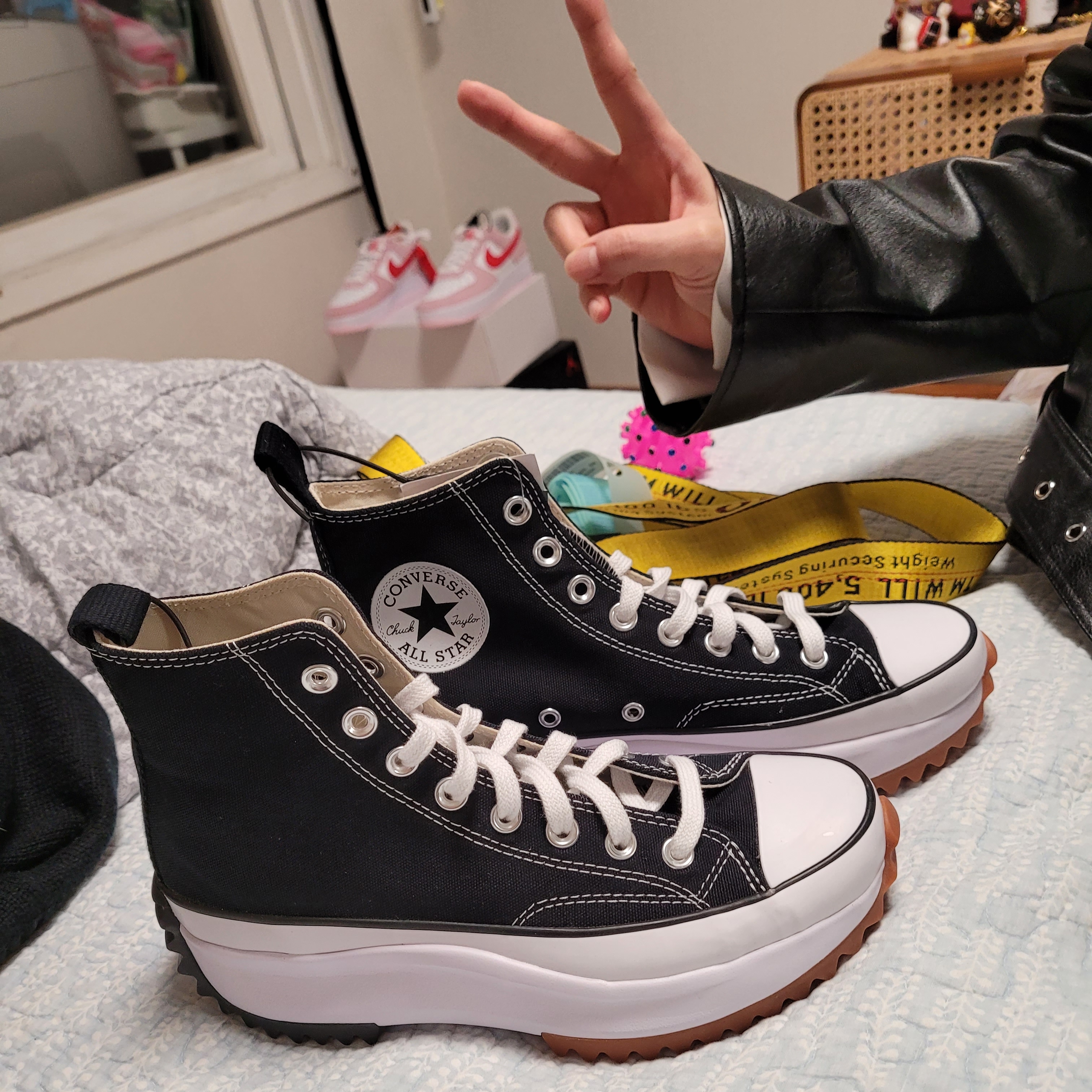 Converse Run Star Hike Hi Black White Gum, Nike Air Force 1 '07 QS Valentine's Day 착용 스타일