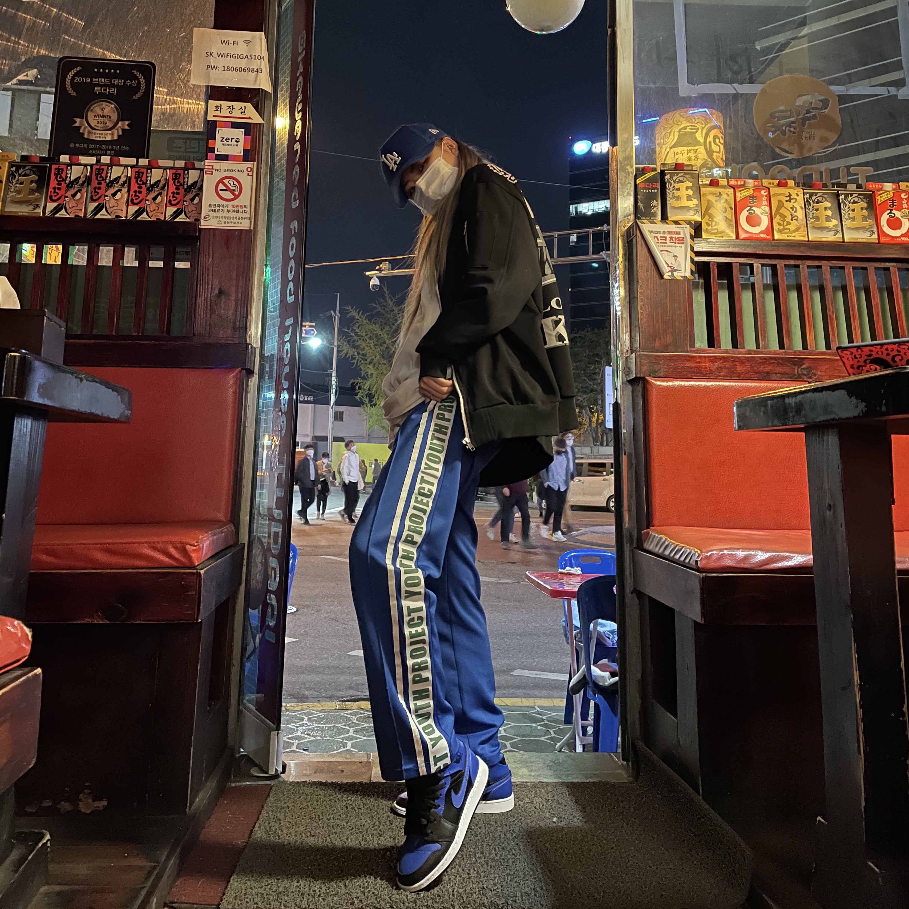 Jordan 1 Mid Black Hyper Royal 착용 스타일