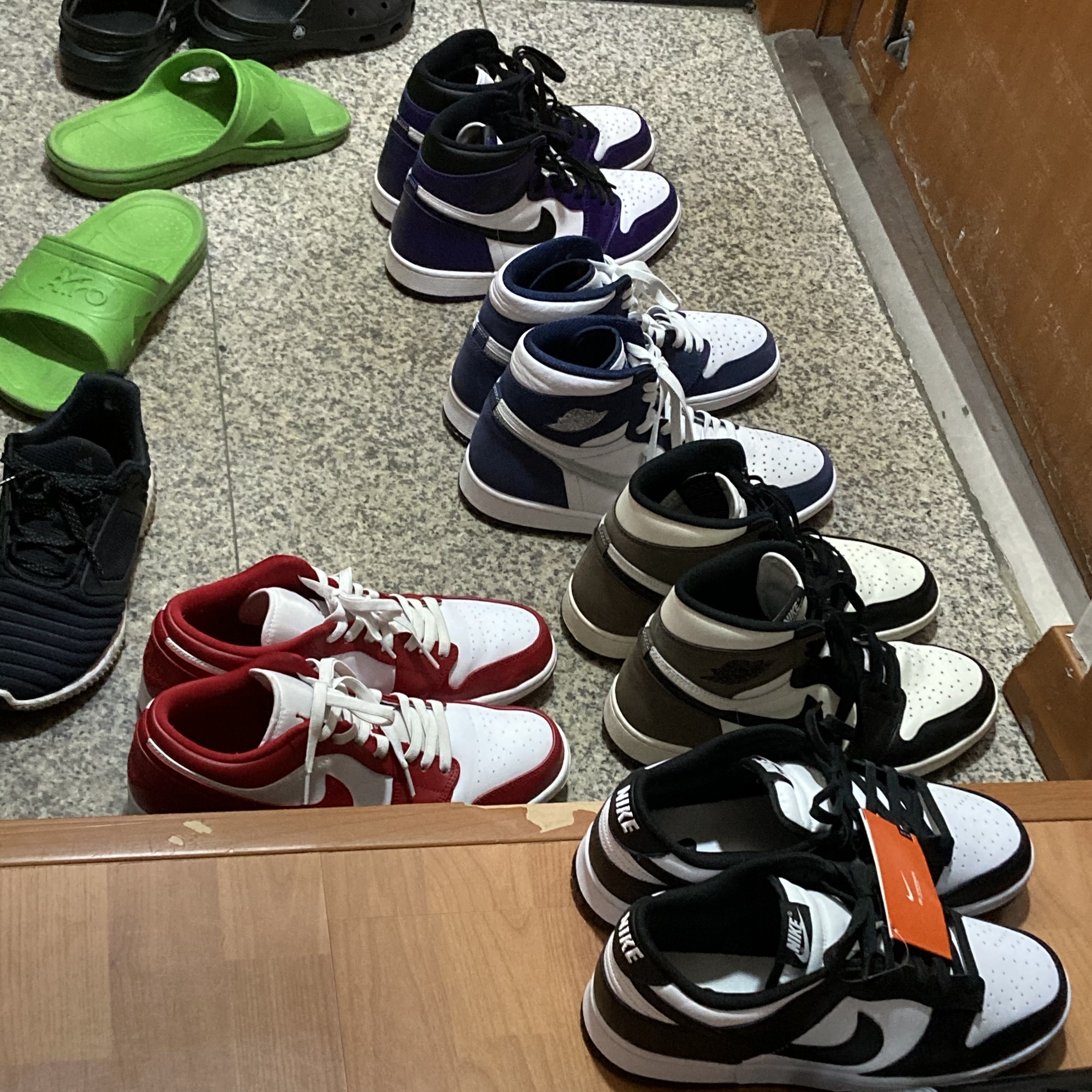 Nike Dunk Low Retro Black, Jordan 1 Retro High OG Black Mocha 착용 스타일