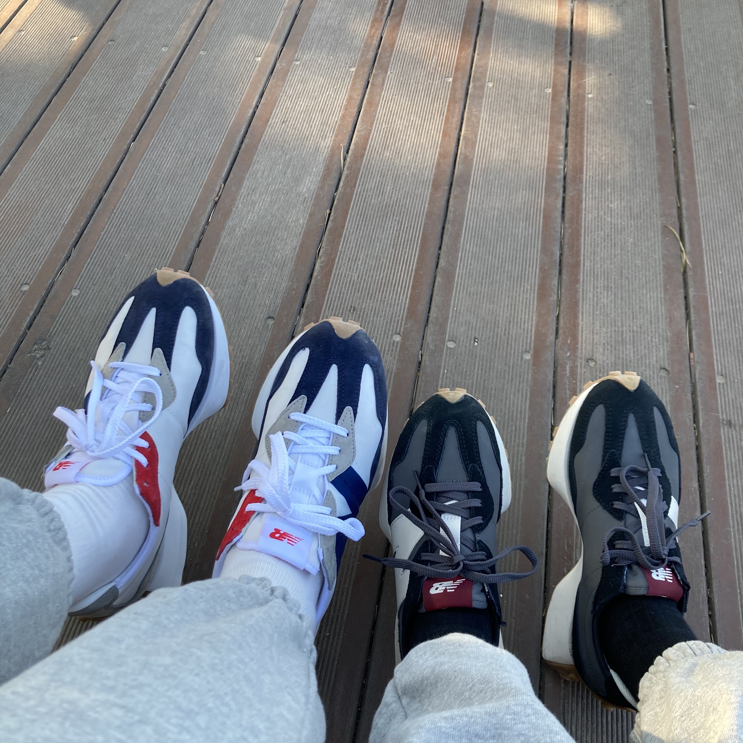 (W) New Balance 327 Black Moonbeam, New Balance 327 Navy White Gum 착용 스타일 - 3