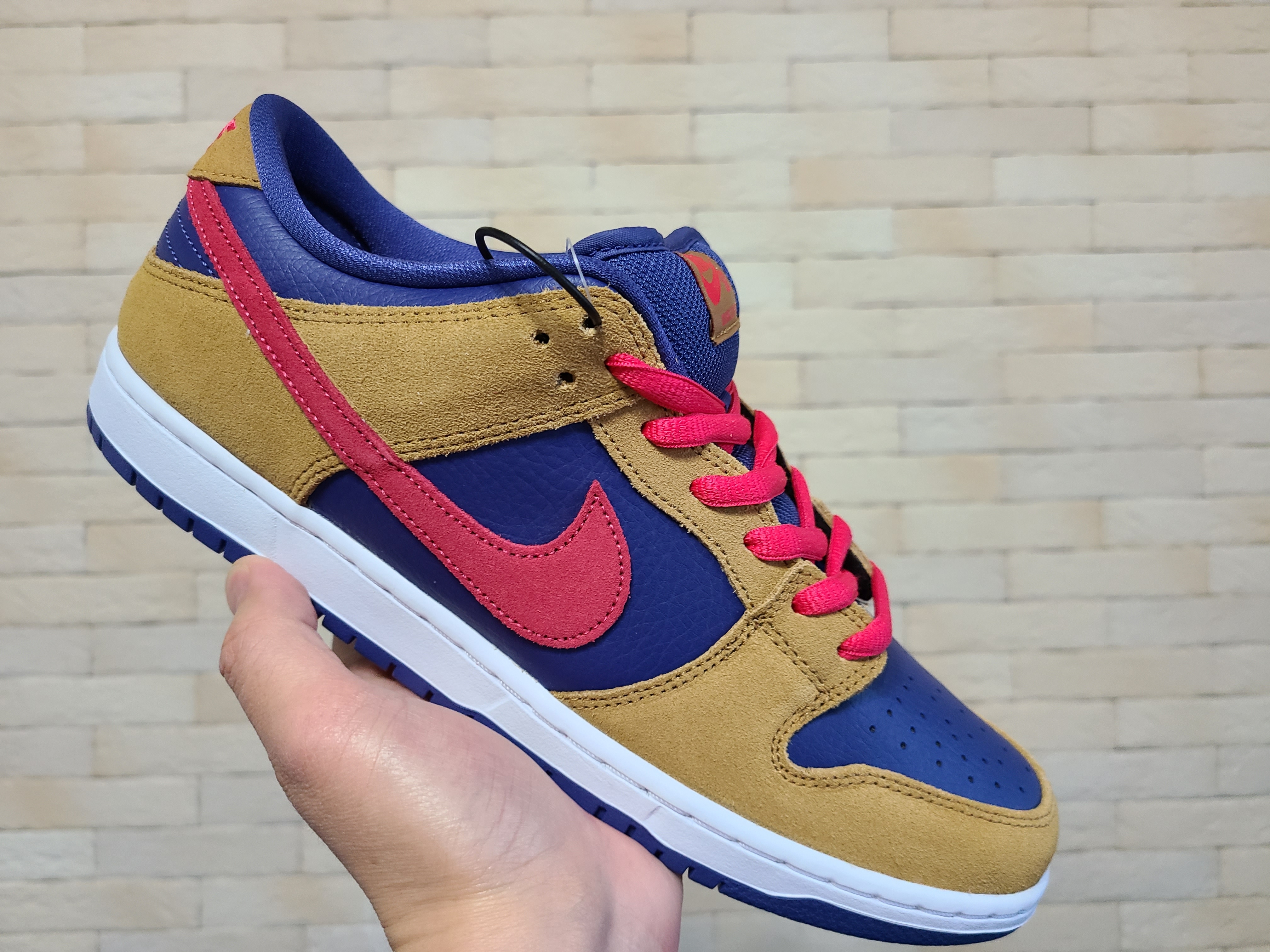 Nike SB Dunk Low Pro Wheat and Purple 착용 스타일 - 3
