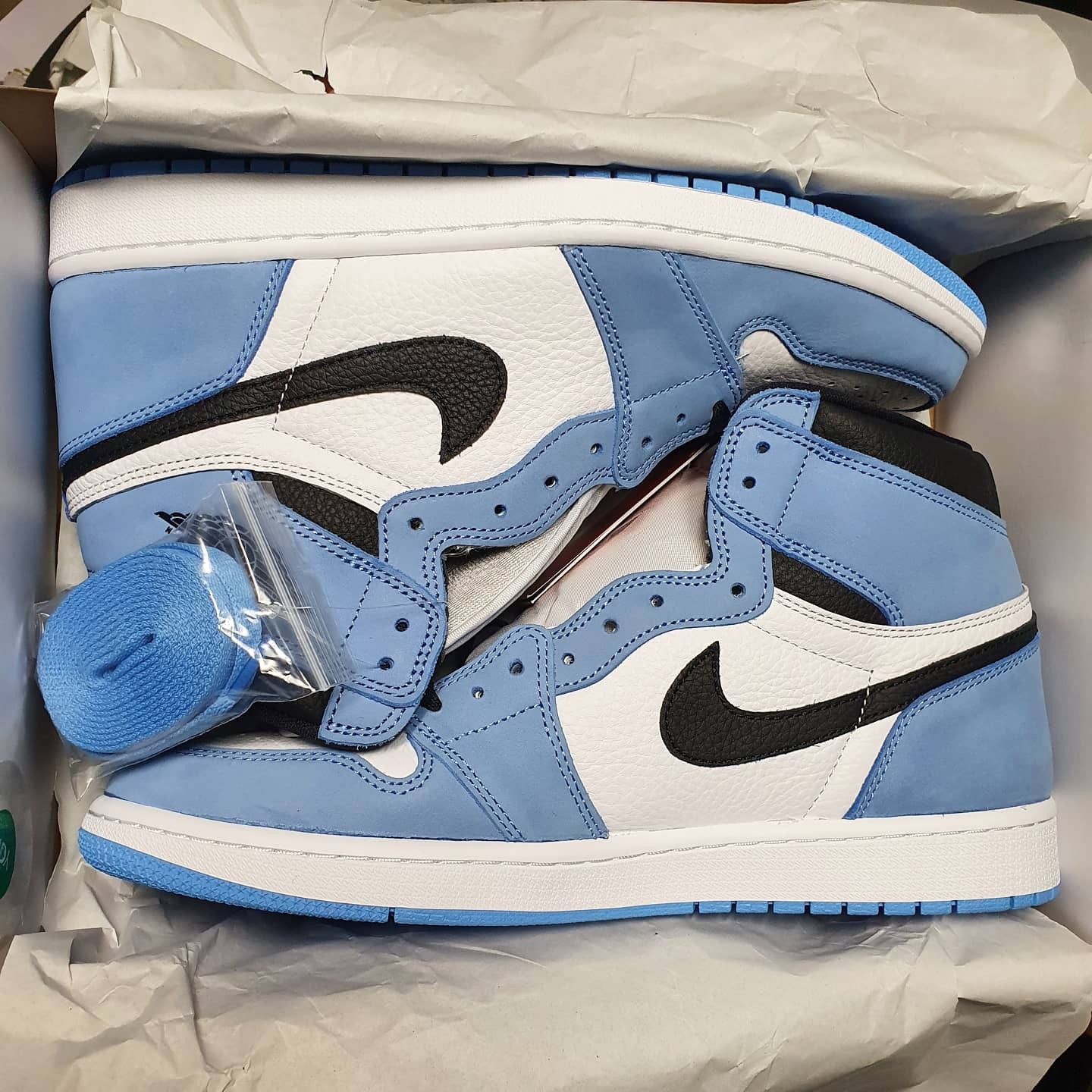 Jordan 1 Retro High OG University Blue 착용 스타일 - 1