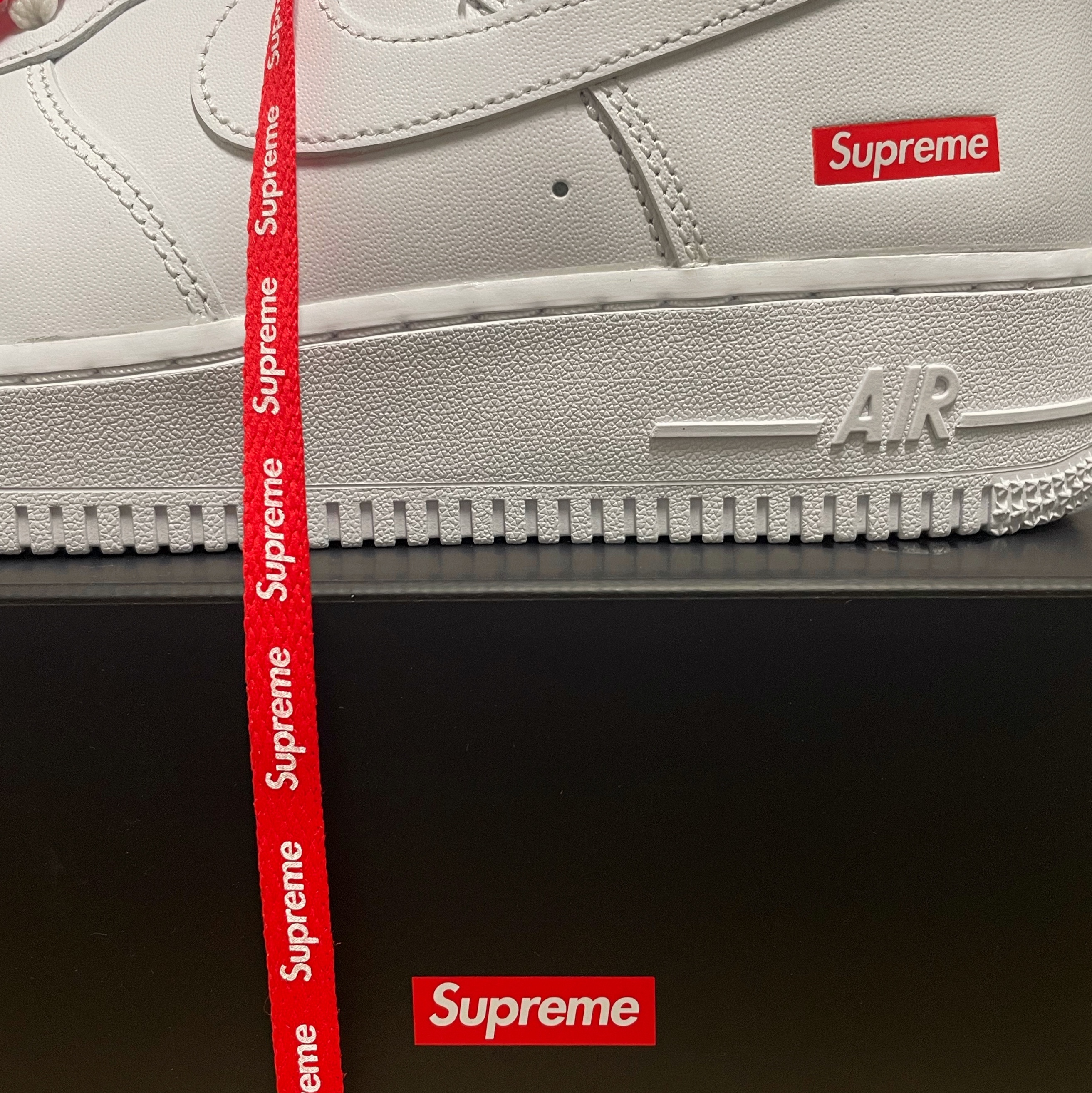 Nike x Supreme Air Force 1 Low White 착용 스타일 - 3