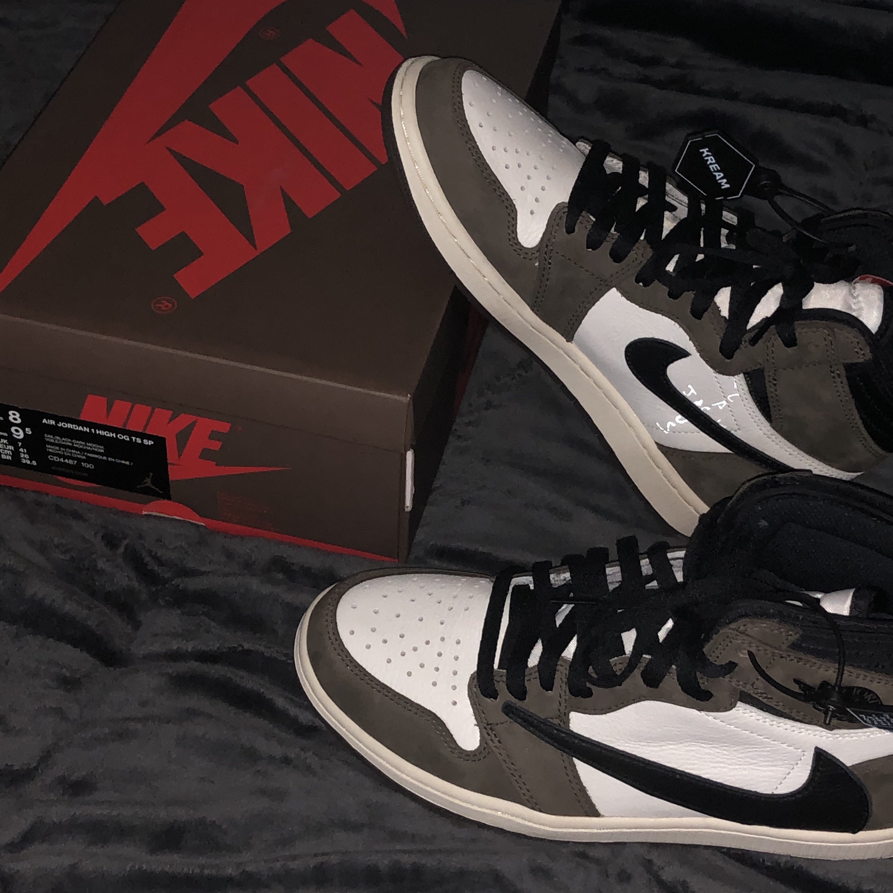 Jordan 1 x Travis Scott Retro High OG SP Mocha 착용 스타일