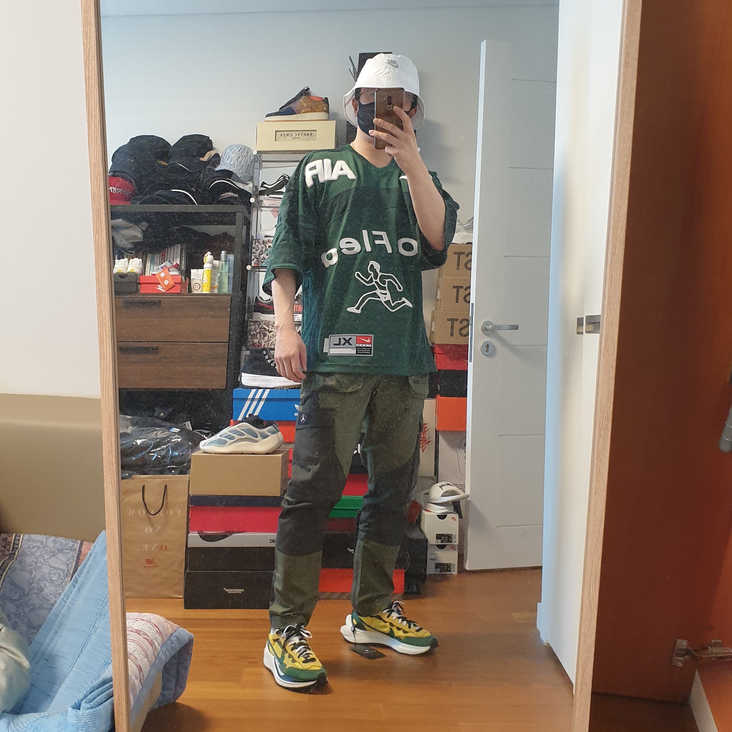 Nike x Kim Jones Bucket Hat White, Nike x Cactus Plant Flea Market S/S Jersey Green - Asia 착용 스타일 - 1