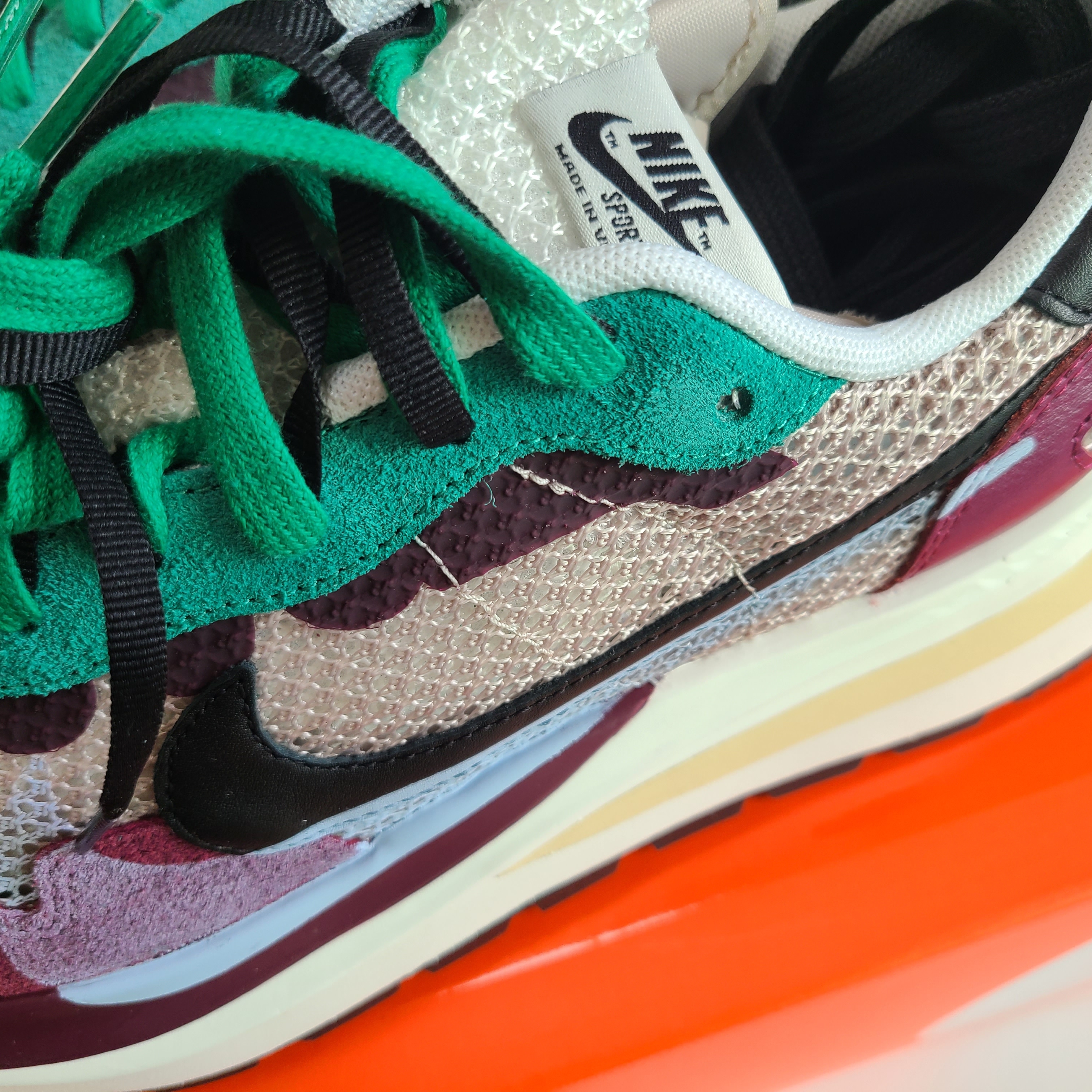 Nike x Sacai VaporWaffle String & Black Villain Red 착용 스타일 - 3