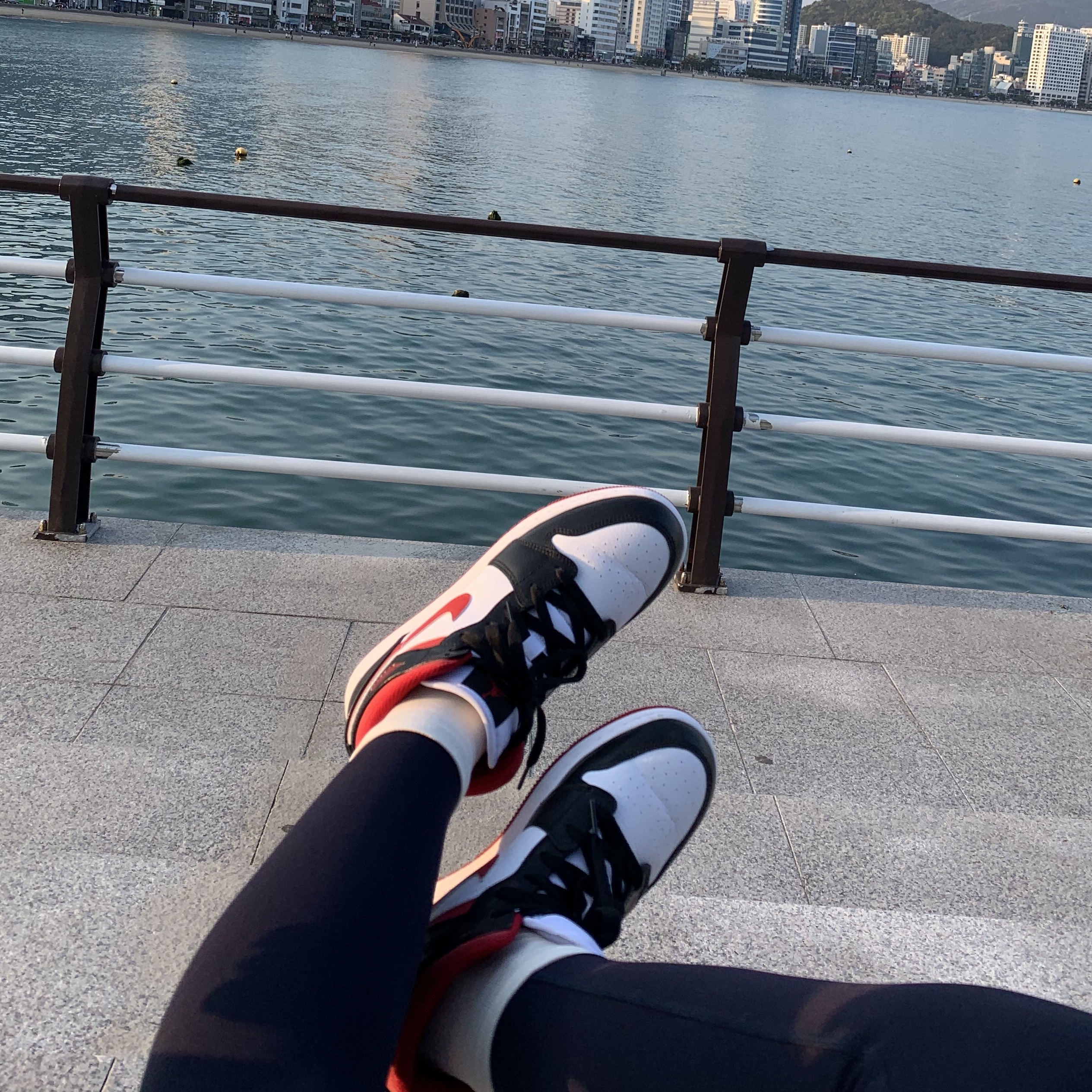 (GS) Jordan 1 Mid Gym Red Black White 착용 스타일 - 2