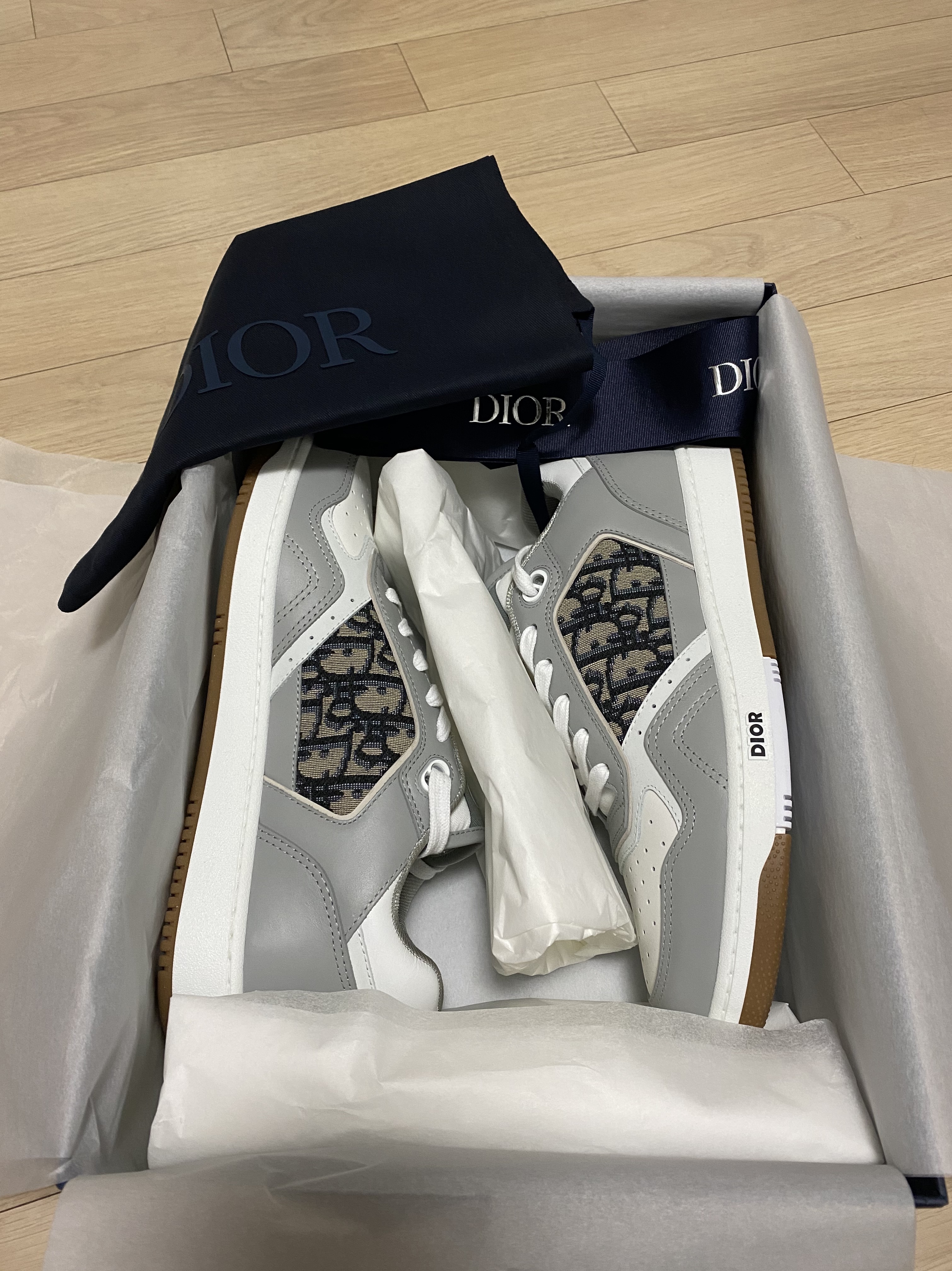 Dior B27 Low-Top Sneakers Gray 착용 스타일 - 2