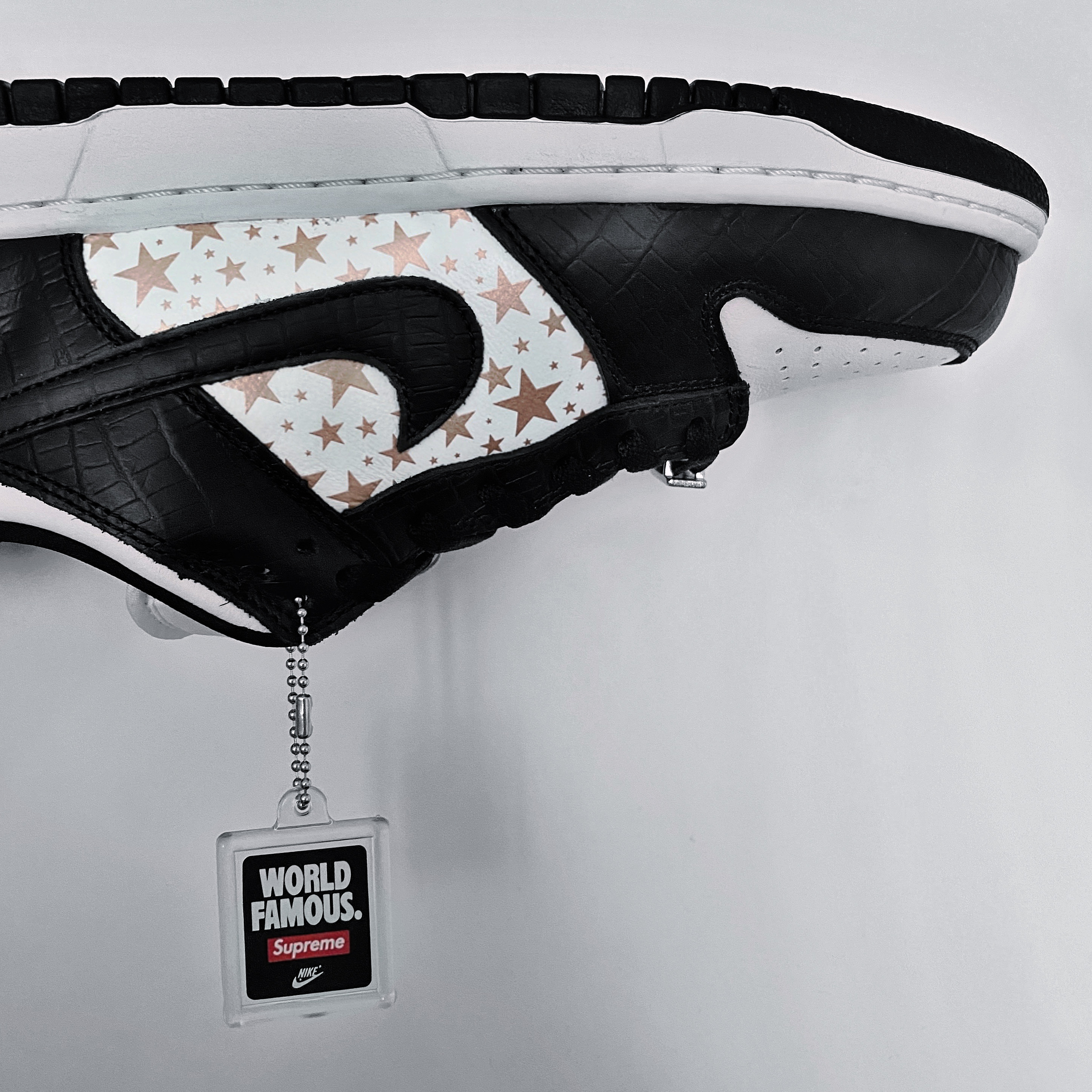 Nike x Supreme SB Dunk Low Black 착용 스타일
