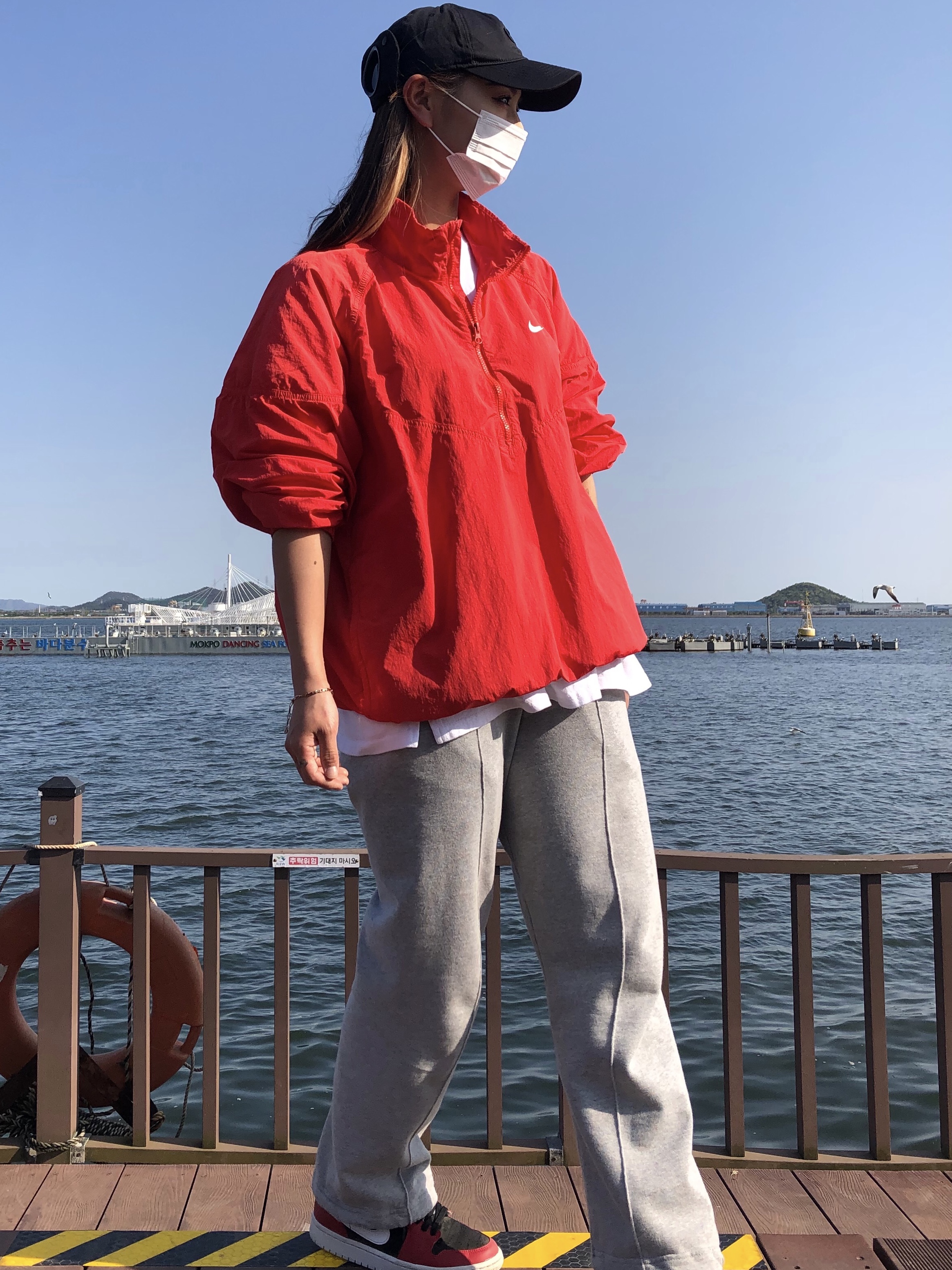(W) Jordan 1 Mid Gym Red Black, Nike x Stussy Windrunner Jacket Habanero Red 착용 스타일 - 1