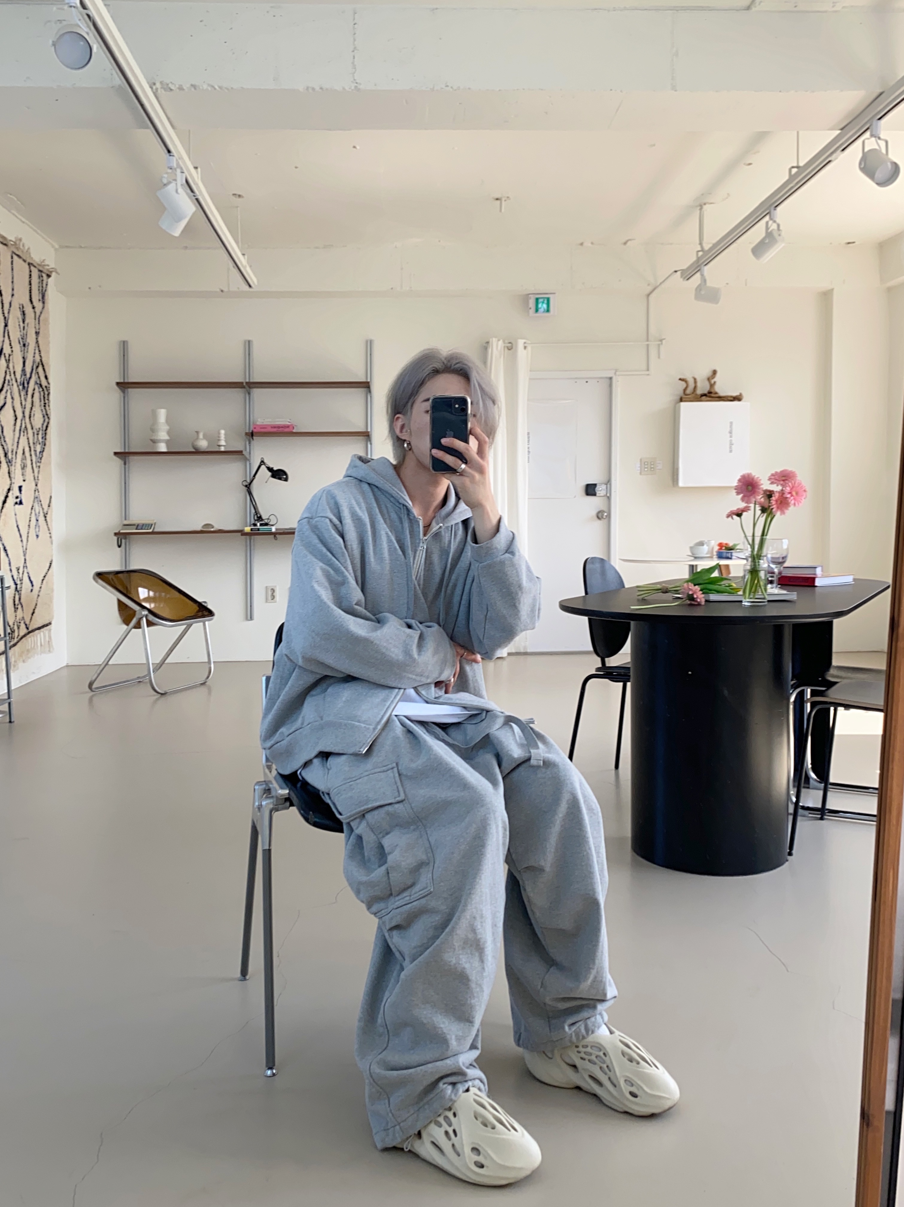 Adidas Yeezy Foam RNNR Sand 착용 스타일 - 1