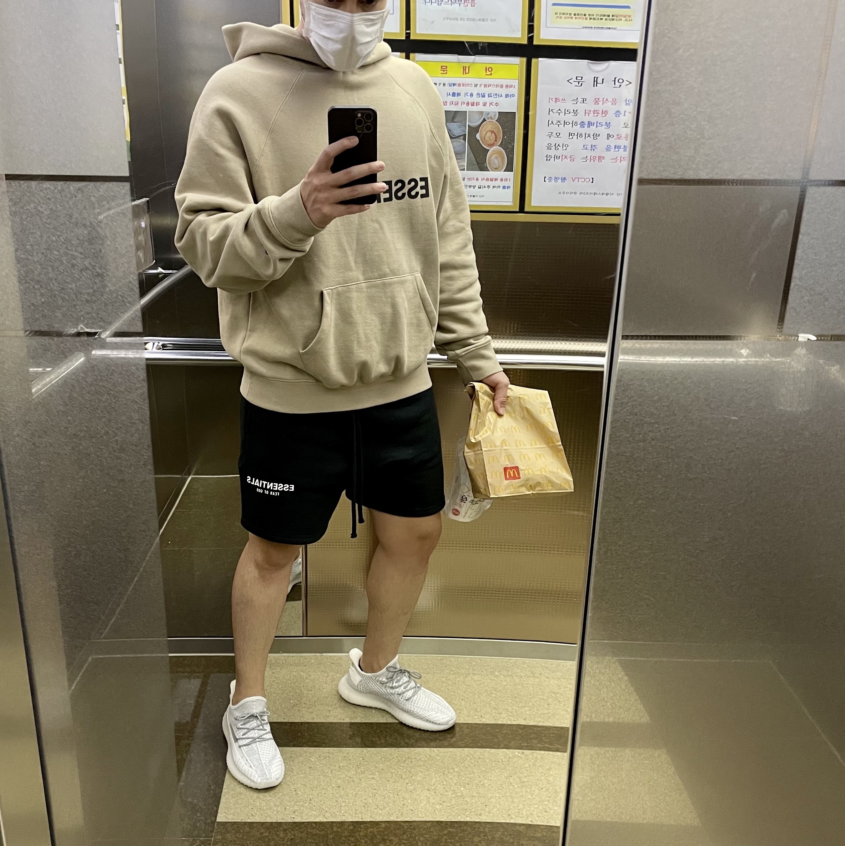 Adidas Yeezy Boost 350 V2 Static - Non-Reflective 2018, Essentials Sweatshorts Black 2020 착용 스타일 - 1