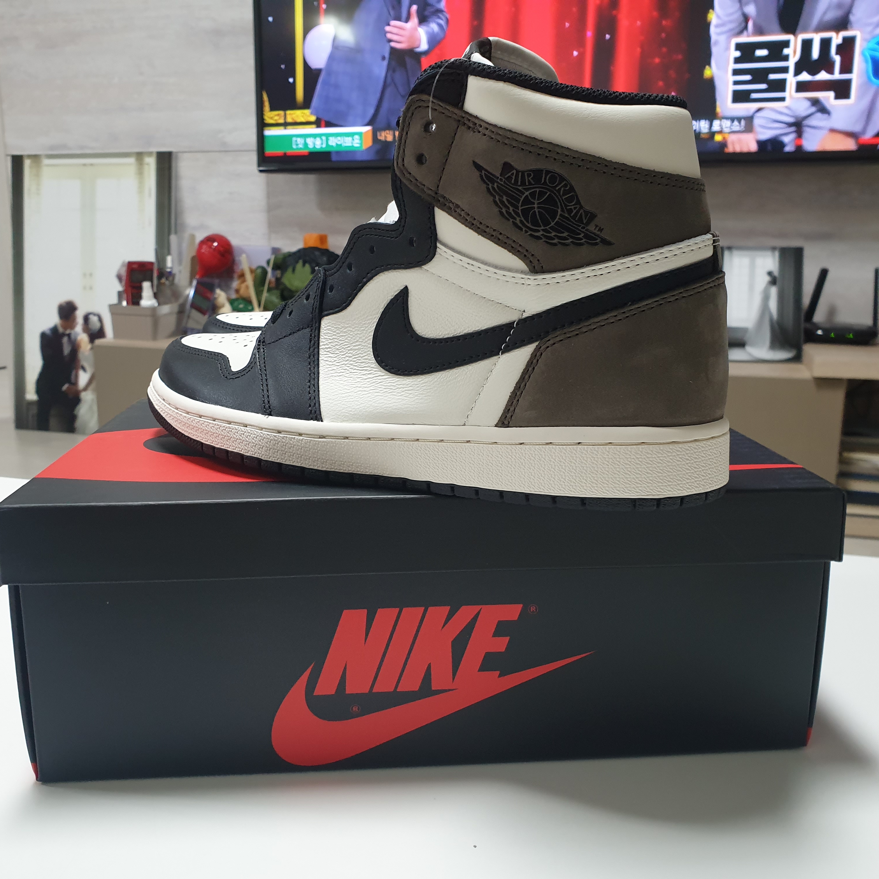 Jordan 1 Retro High OG Black Mocha 착용 스타일 - 1