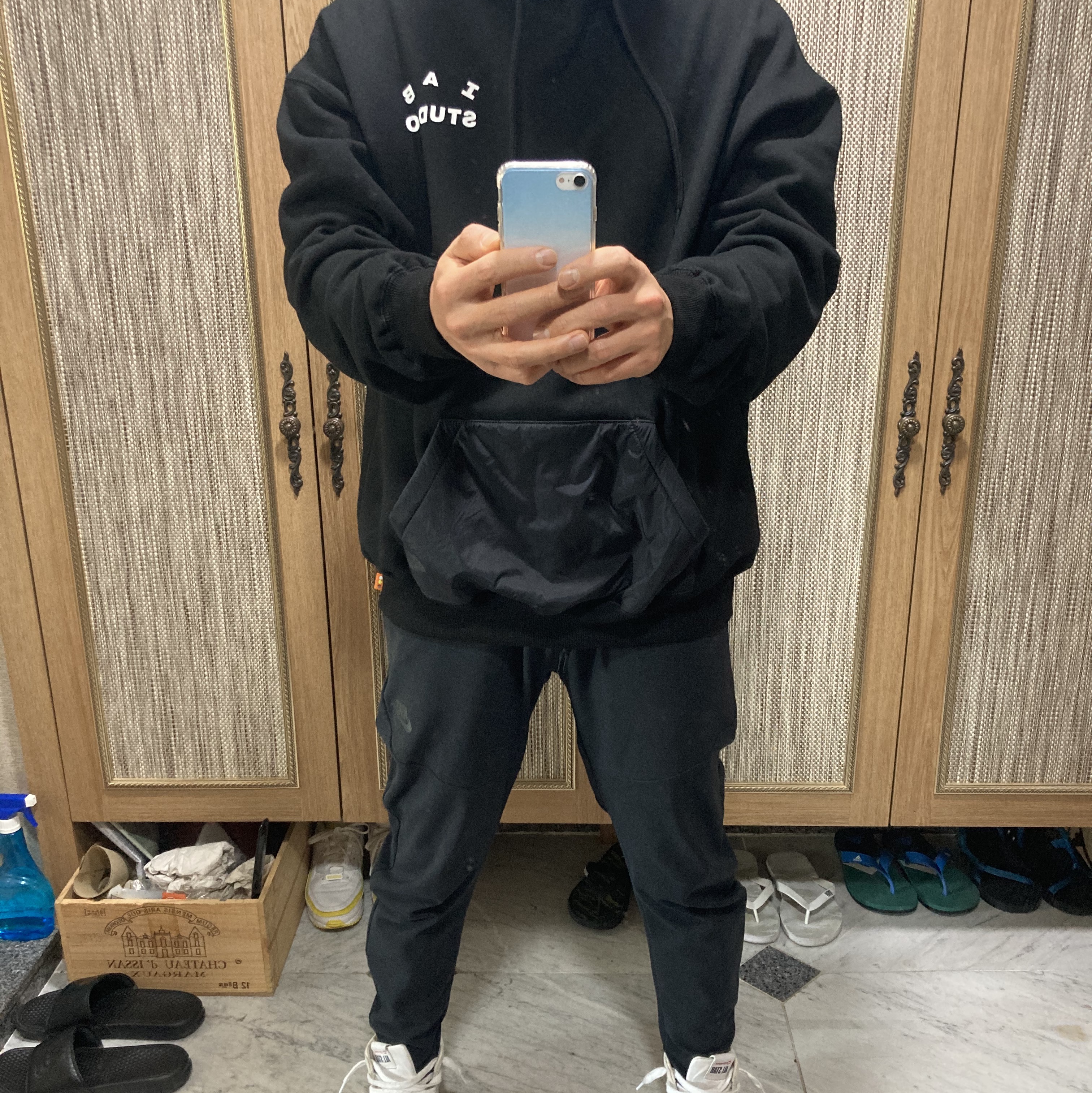 IAB Studio Woven Hoodie Black 착용 스타일