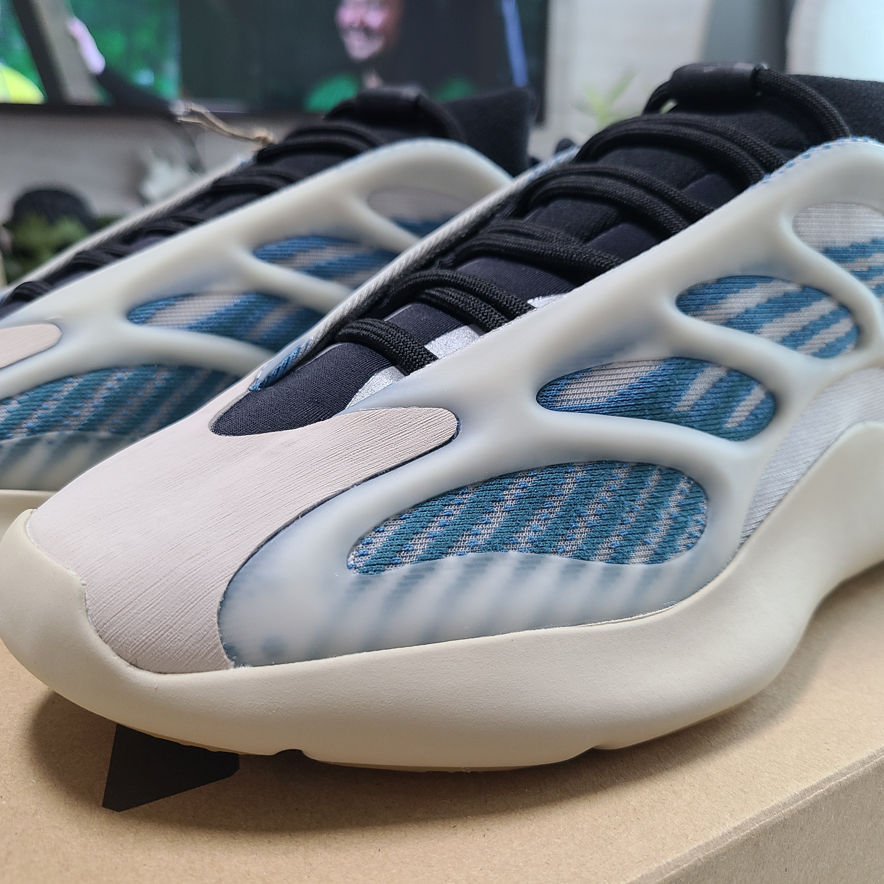Adidas Yeezy 700 V3 Kyanite 착용 스타일 - 2