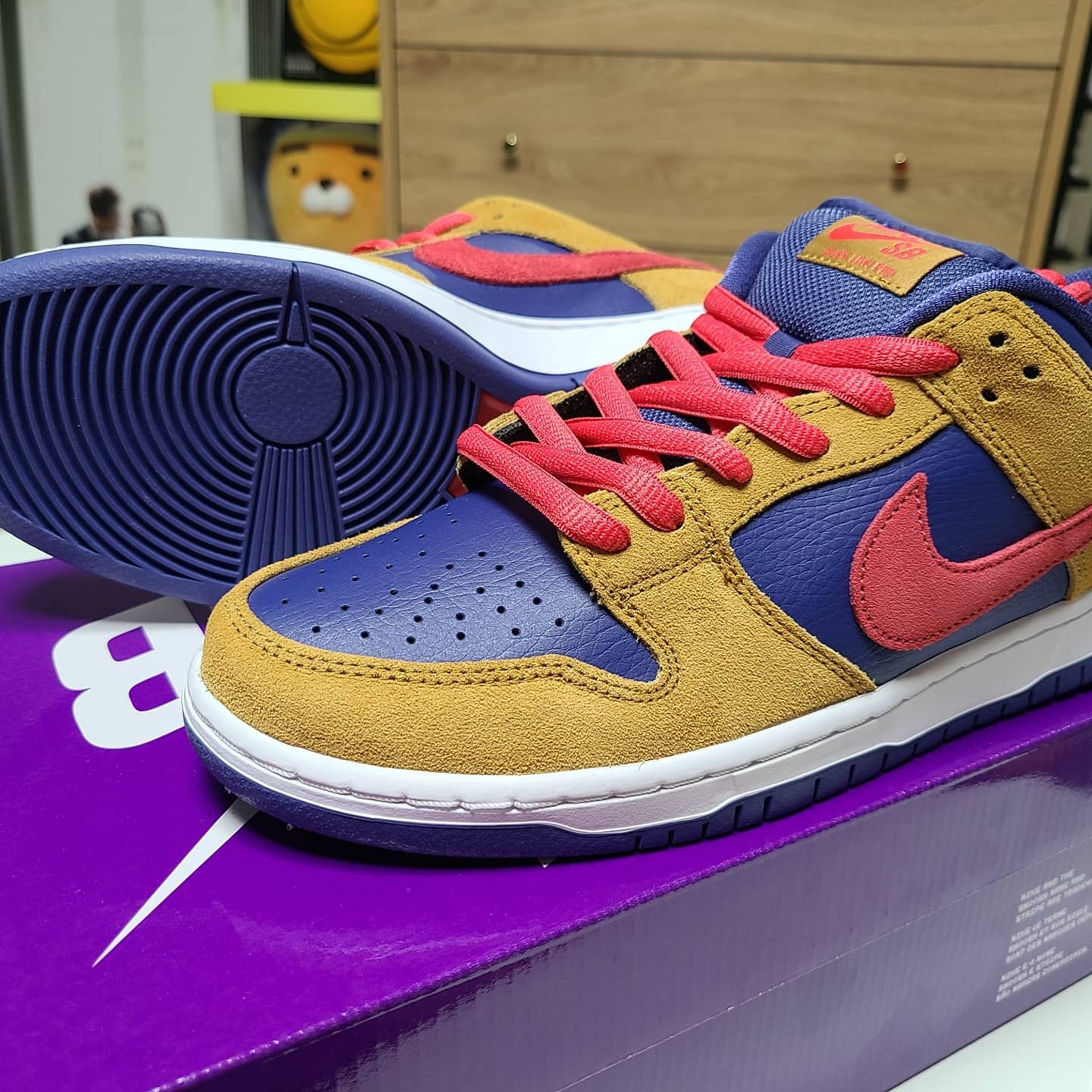 Nike SB Dunk Low Pro Wheat and Purple 착용 스타일 - 2