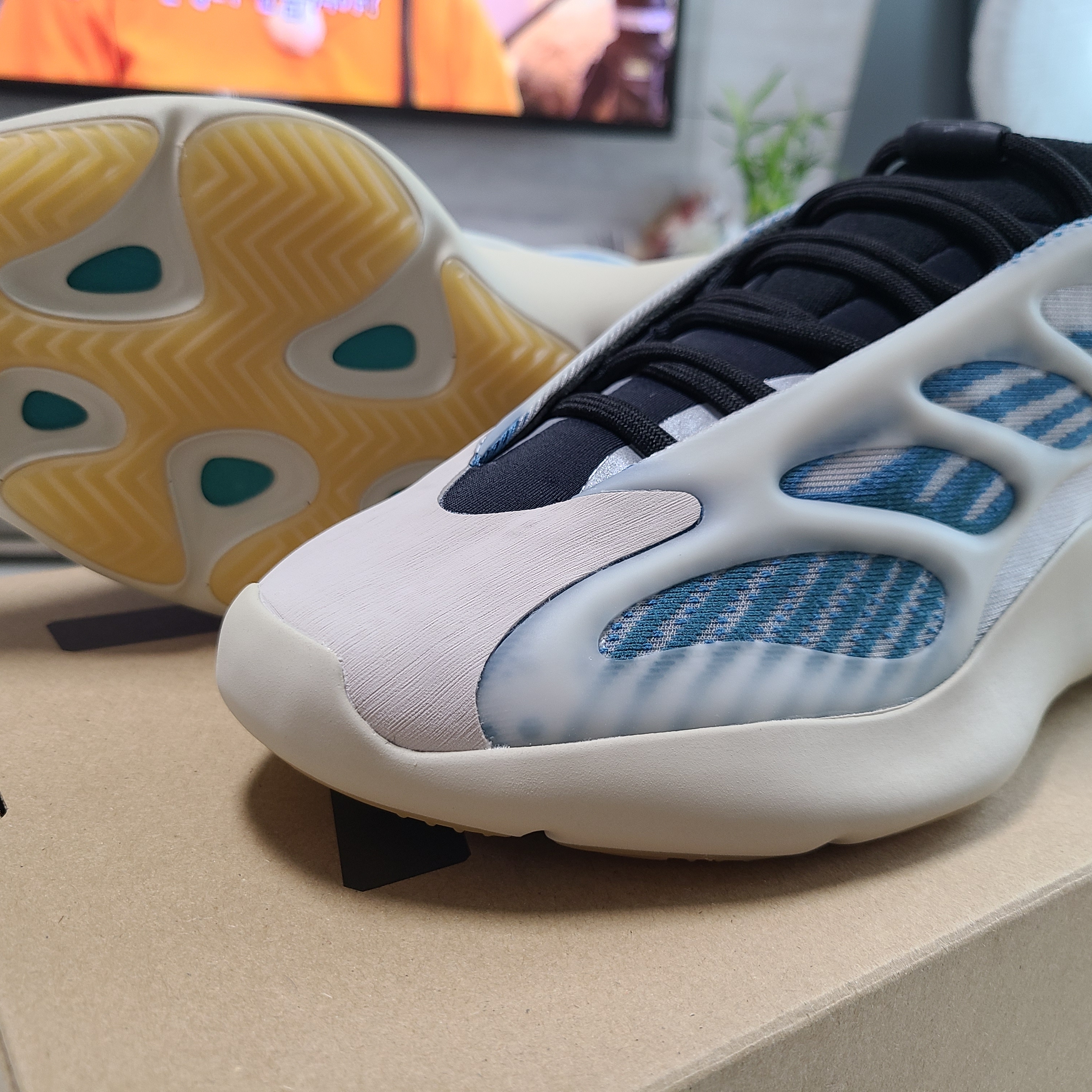 Adidas Yeezy 700 V3 Kyanite 착용 스타일 - 3