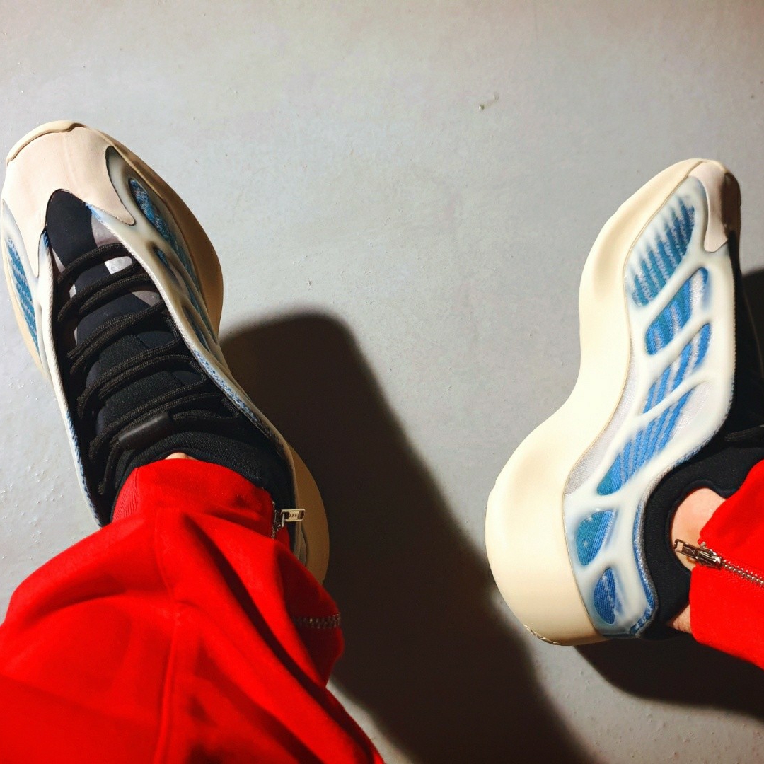 Adidas Yeezy 700 V3 Kyanite 착용 스타일 - 4
