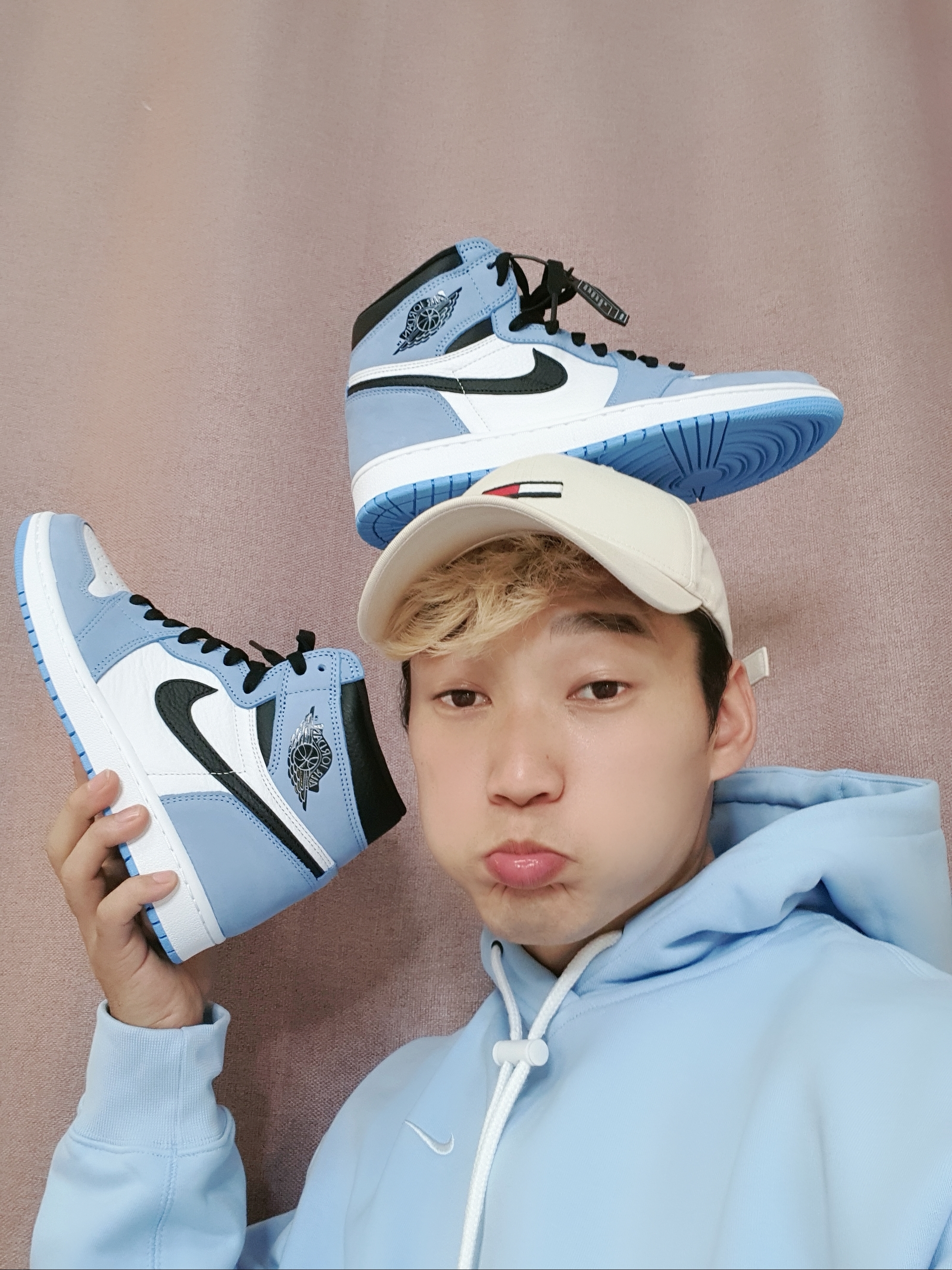 Jordan 1 Retro High OG University Blue, Nike NRG Solo Swoosh Fleece Hoodie Psychic Blue - Asia 착용 스타일 - 1
