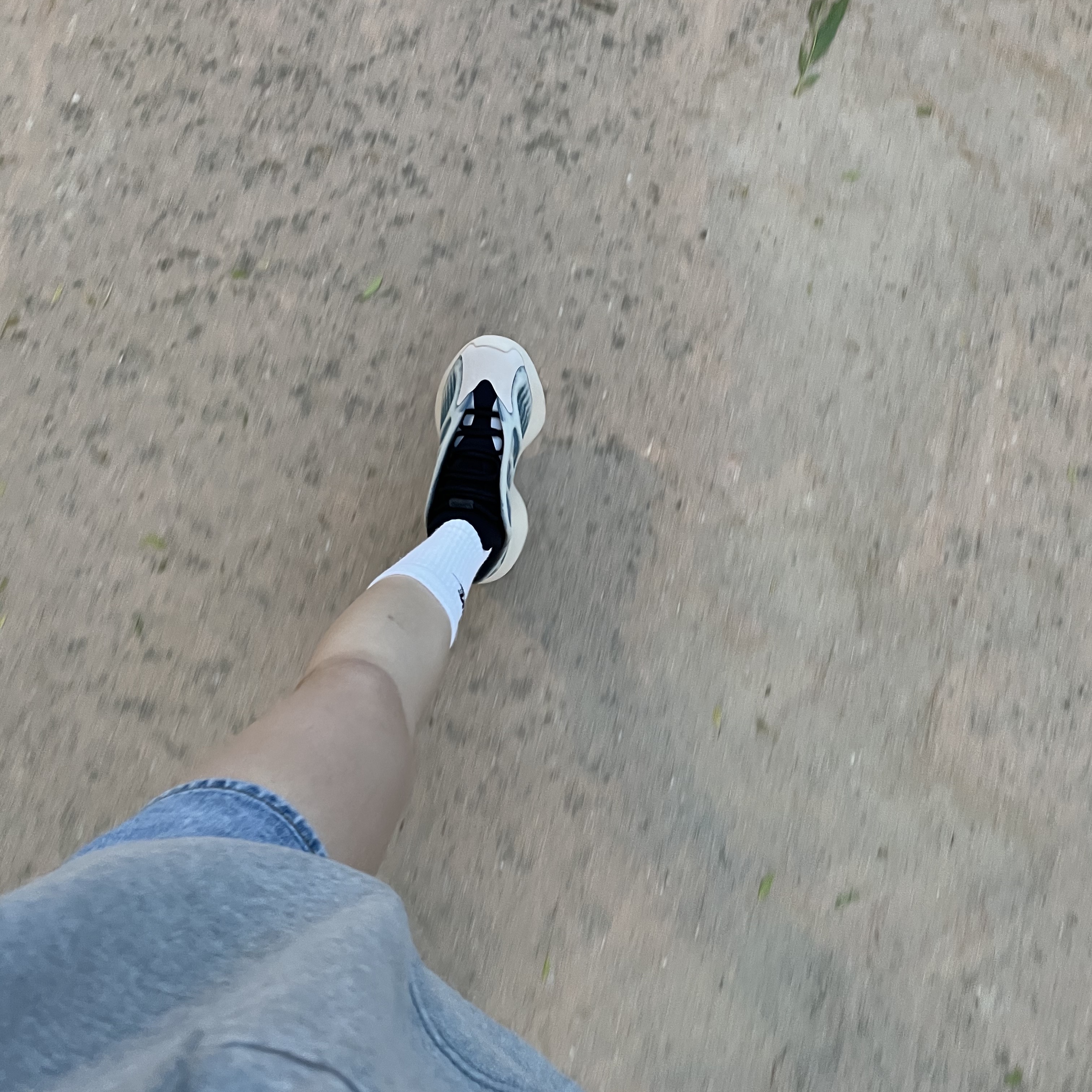 Adidas Yeezy 700 V3 Kyanite 착용 스타일 - 2