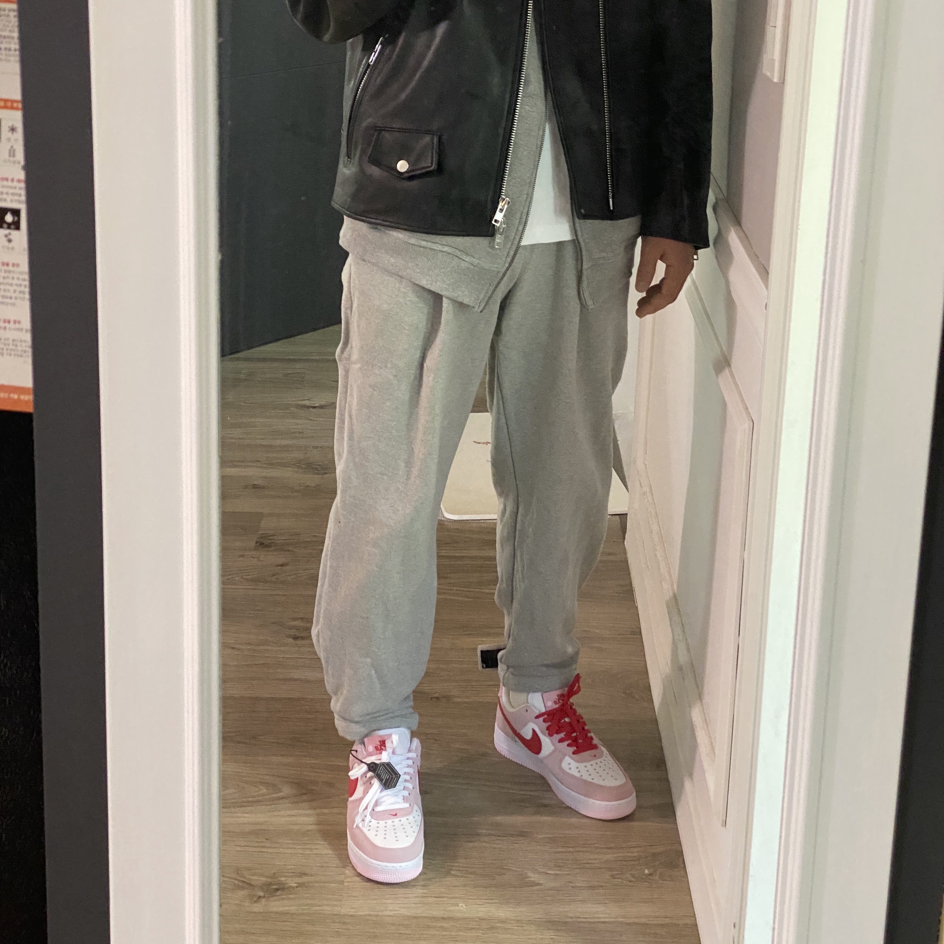 Nike Air Force 1 '07 QS Valentine's Day 착용 스타일