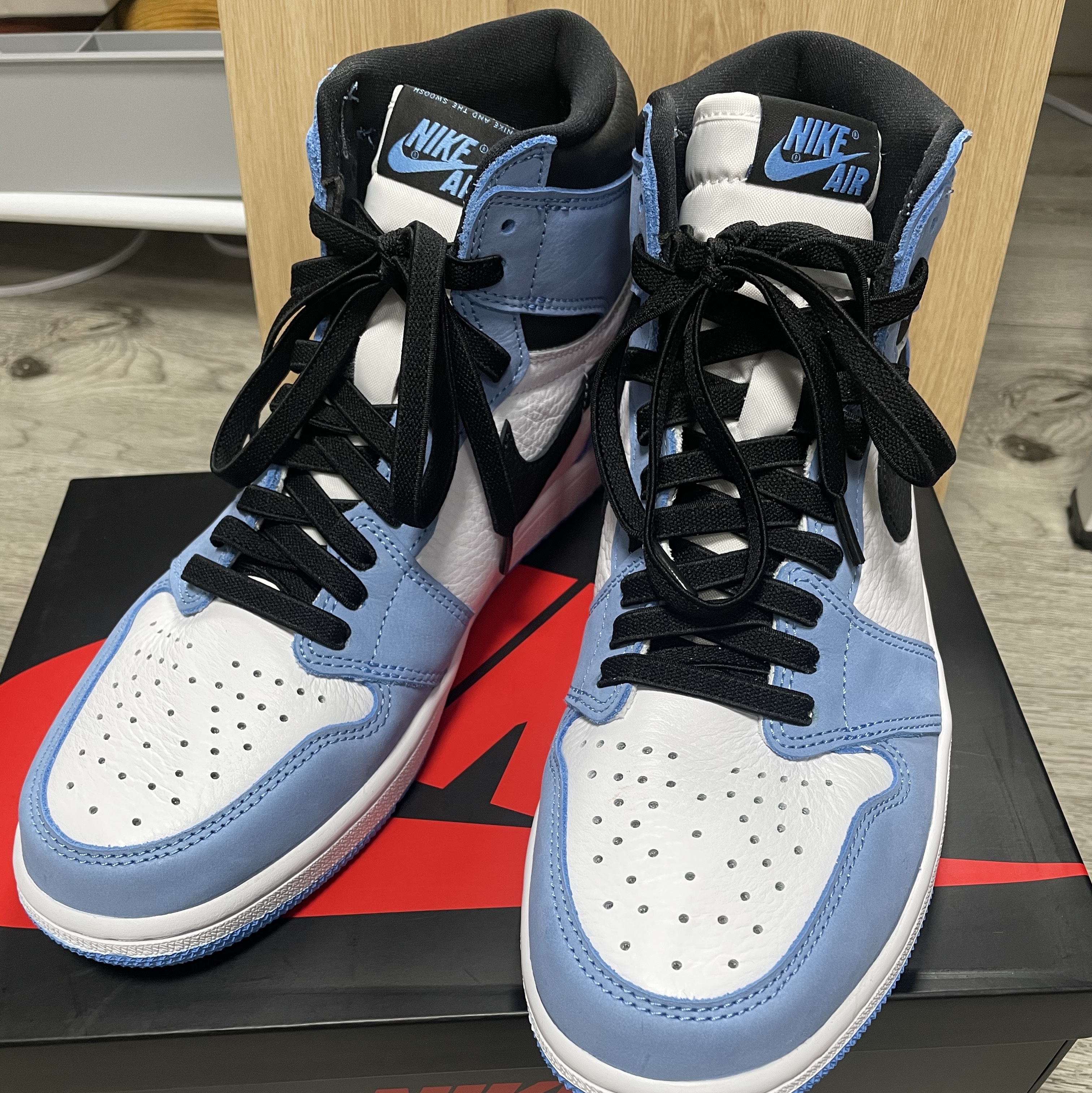 Jordan 1 Retro High OG University Blue 착용 스타일 - 3