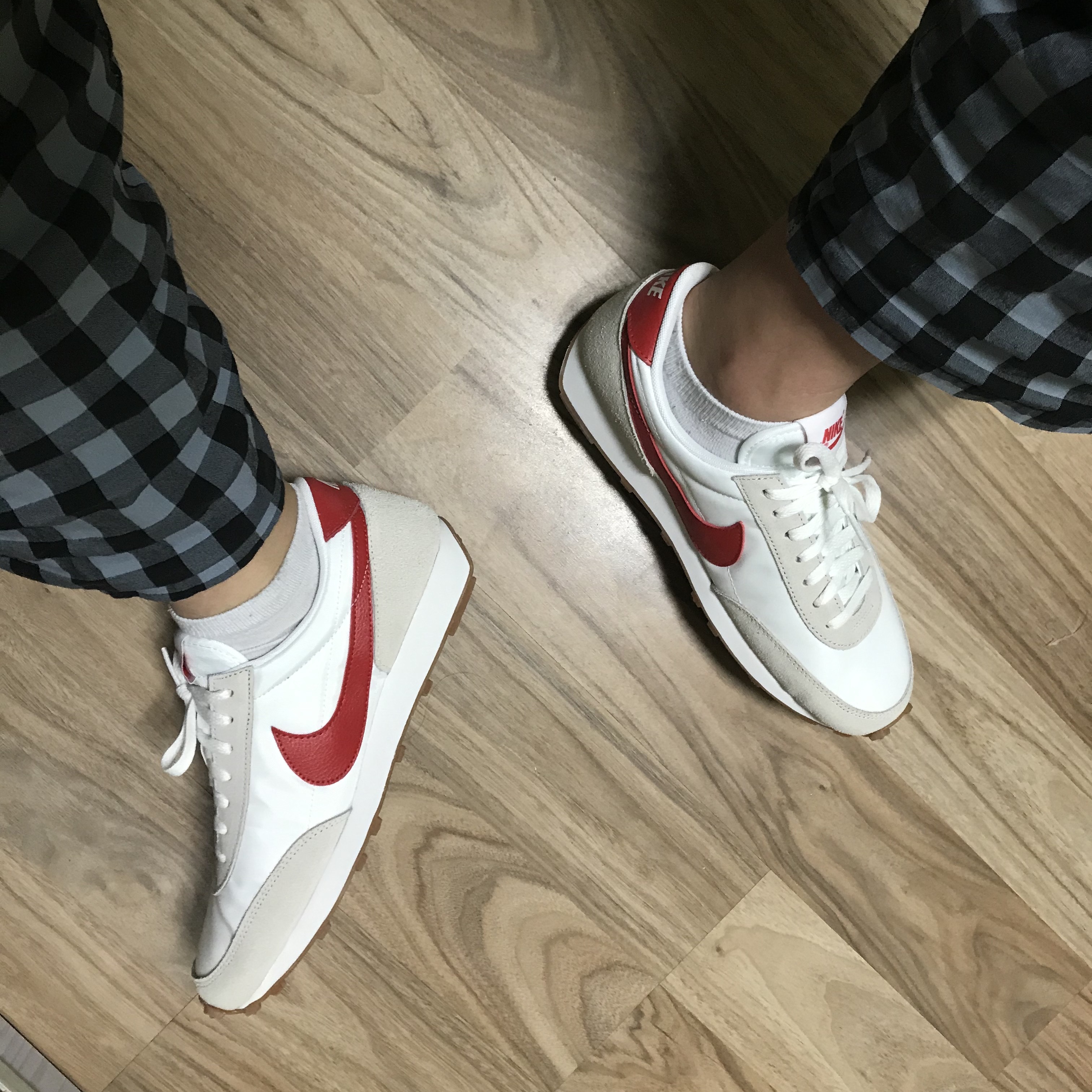 (W) Nike Daybreak Summit White University Red 착용 스타일 - 2