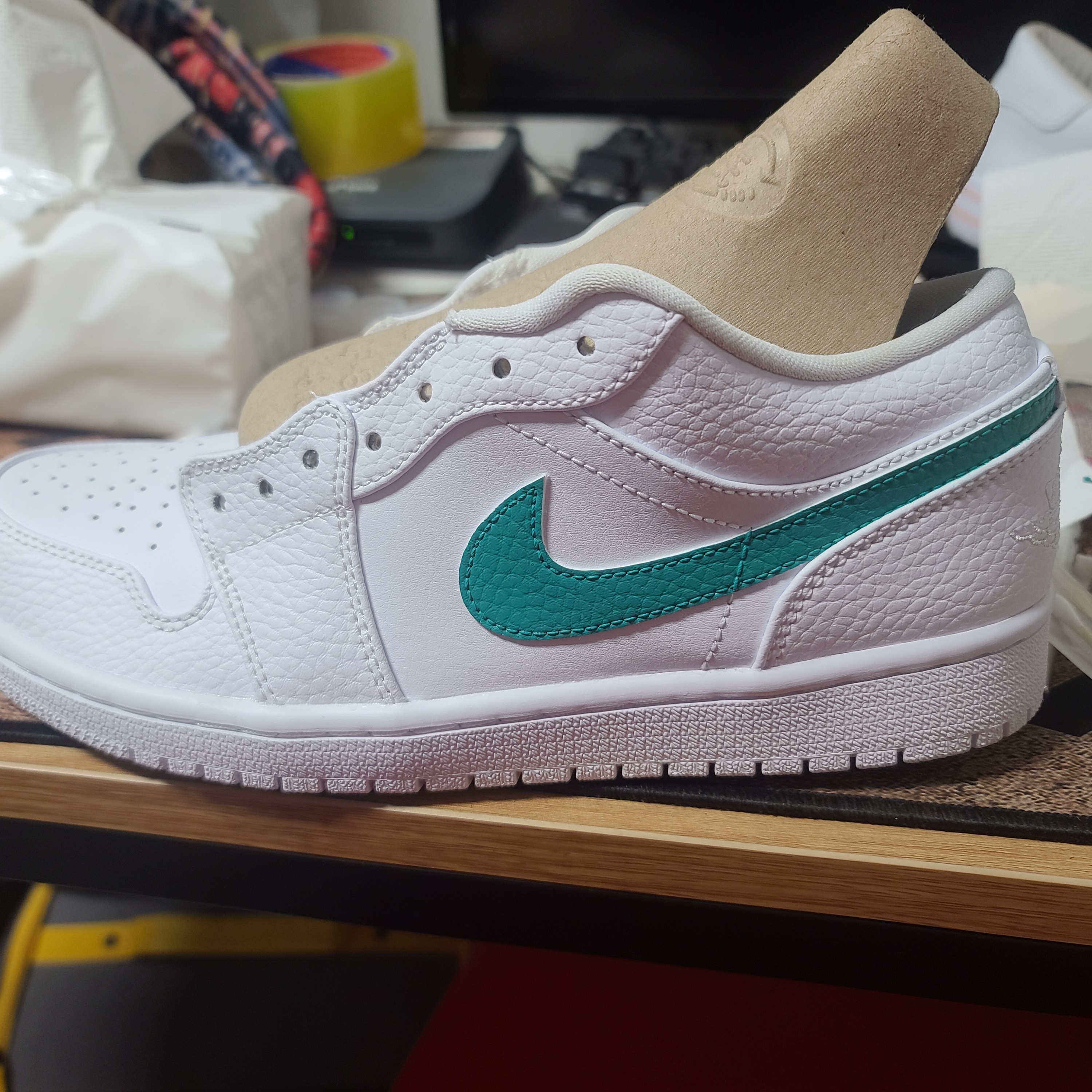 Jordan 1 Low Triple White Tumbled Leather 2020 착용 스타일 - 2